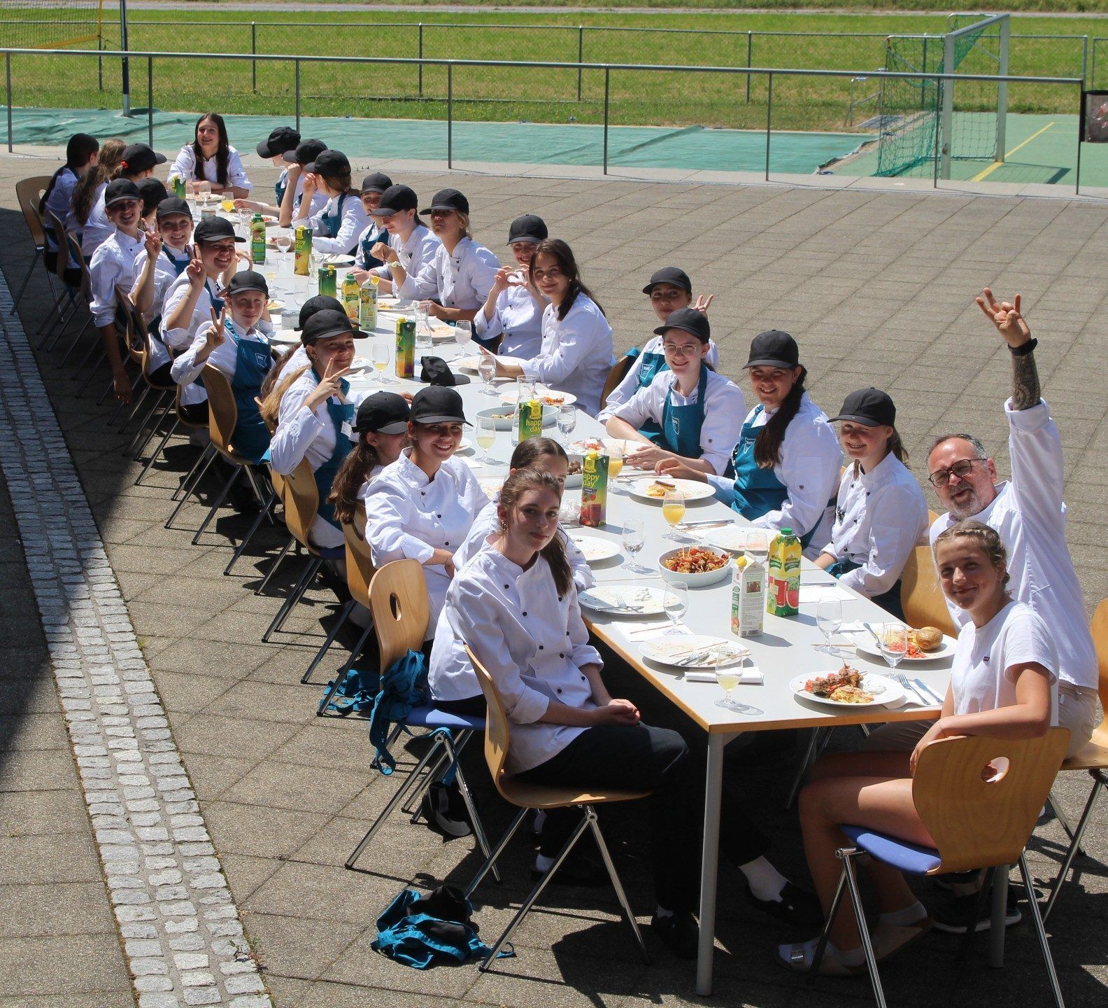 Praxisnaher Unterricht: Weil die Schulküche durch Prüfungen belegt war, organisierte Kochlehrer Martin Flatz mit seiner Klasse im Pausenhof der Schule eine Grillpartie, die alles bot, was den Gaumen erfreut. PETER STRAUSS