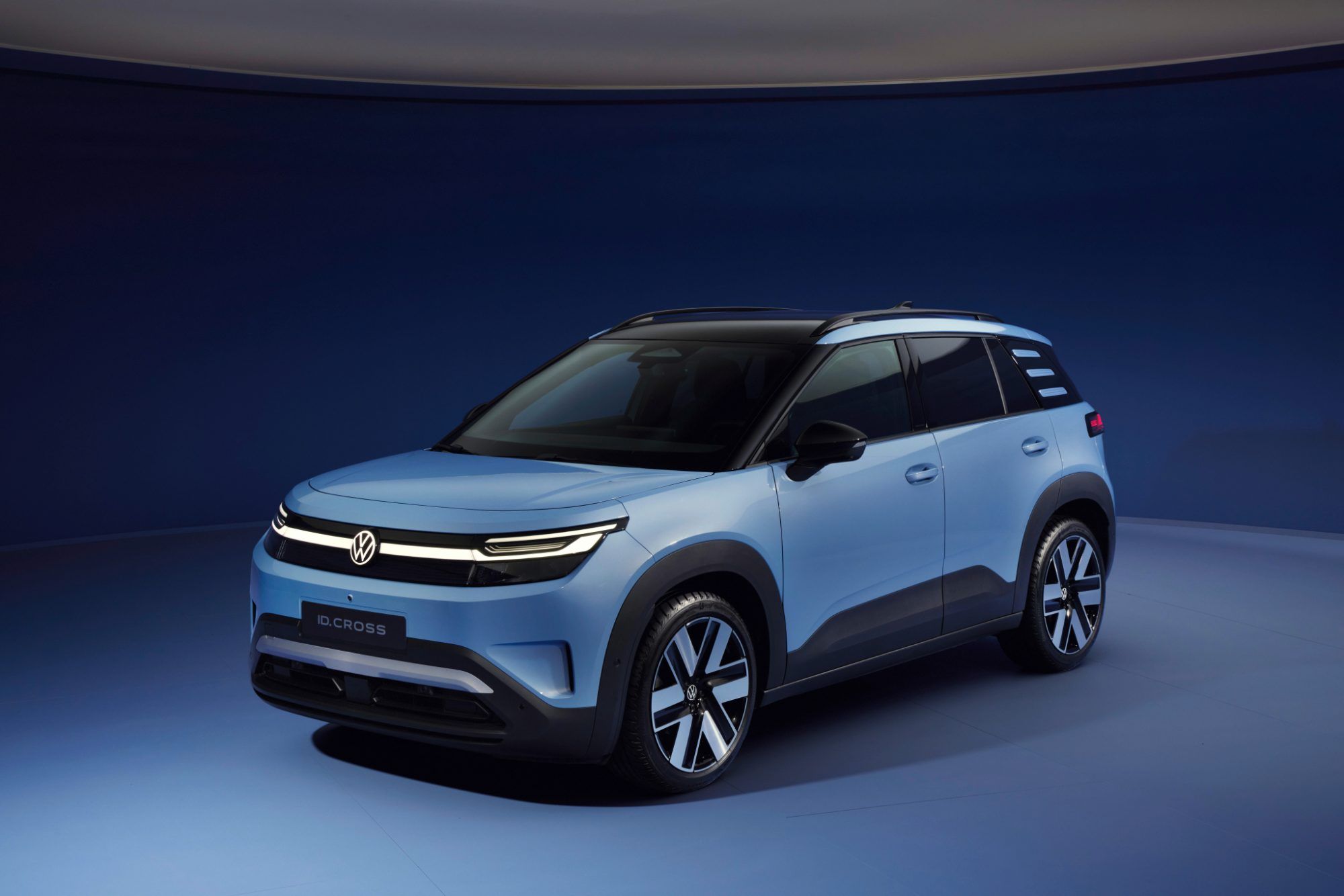 Cross-Fit: Der VW ID.Cross als Elektro-Pendant zum Benziner T-Cross kommt mit freundlichem, unprotzi-gem, aber dennoch selbstbewusstem Look und ausgewogenen Proportionen