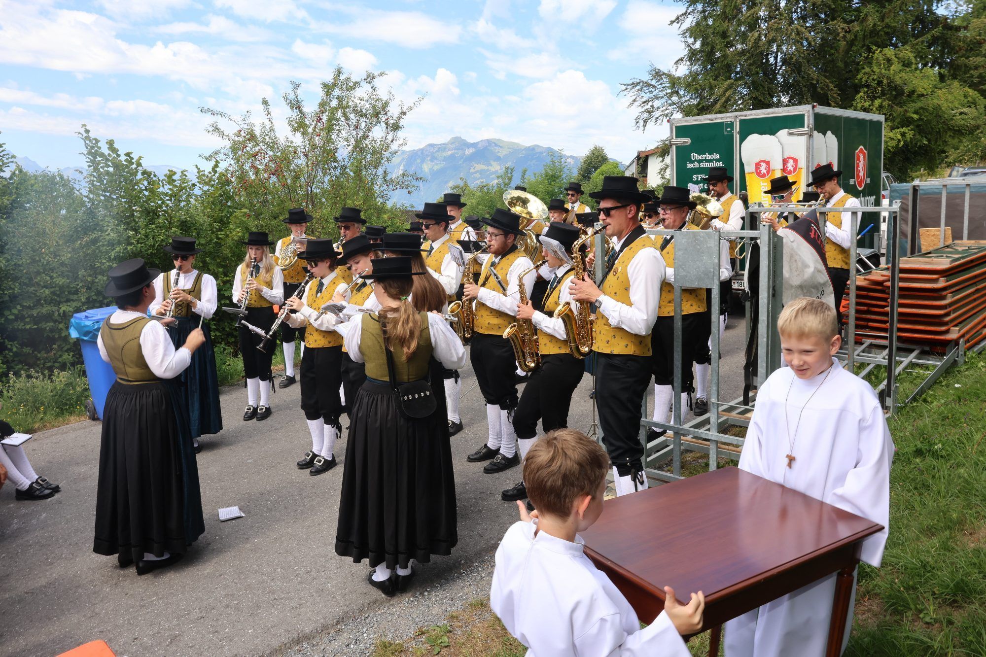 Blühstreifen und Fest in "Pfarrers Bühel"