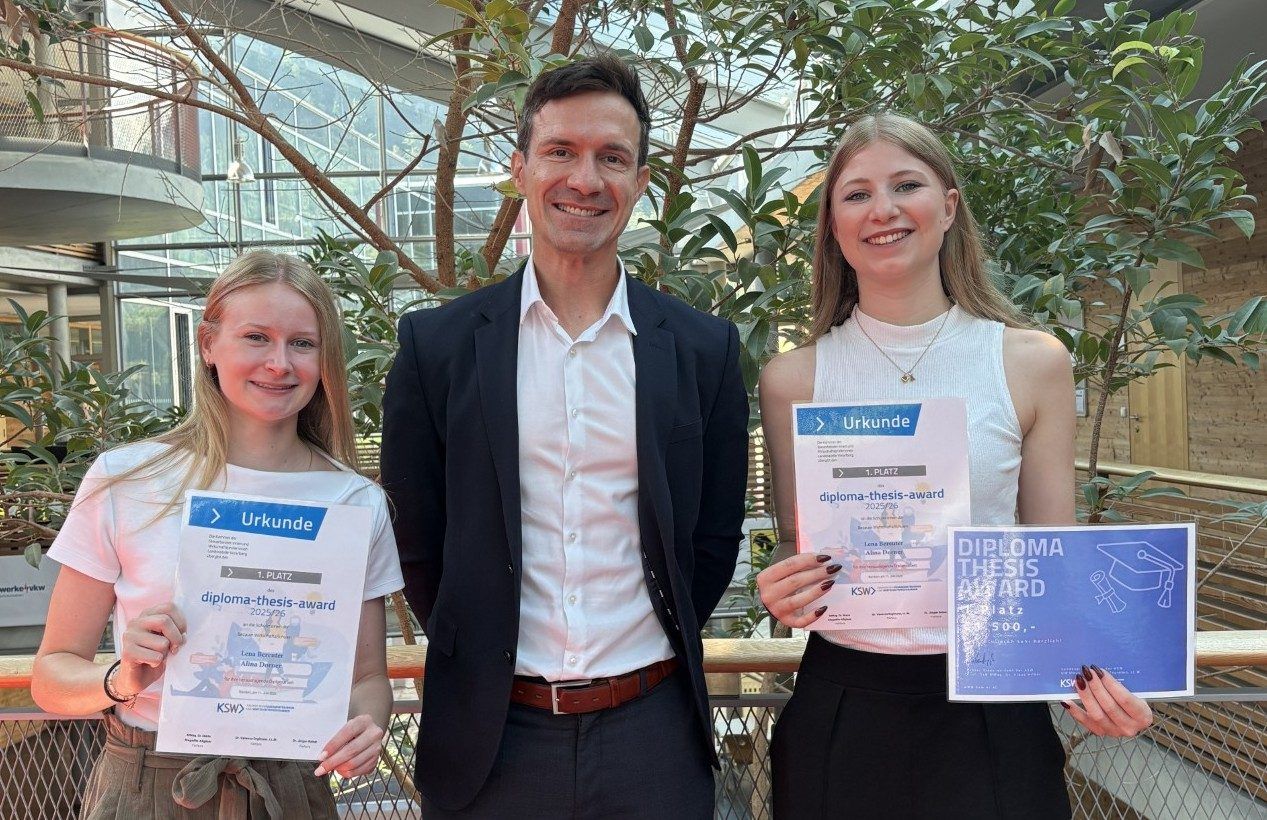 KSW-Landespräsident Matthias Feurstein zeichnete Alina Dorner und Lena Bereuter (li.) mit dem Diploma Thesis Award aus.