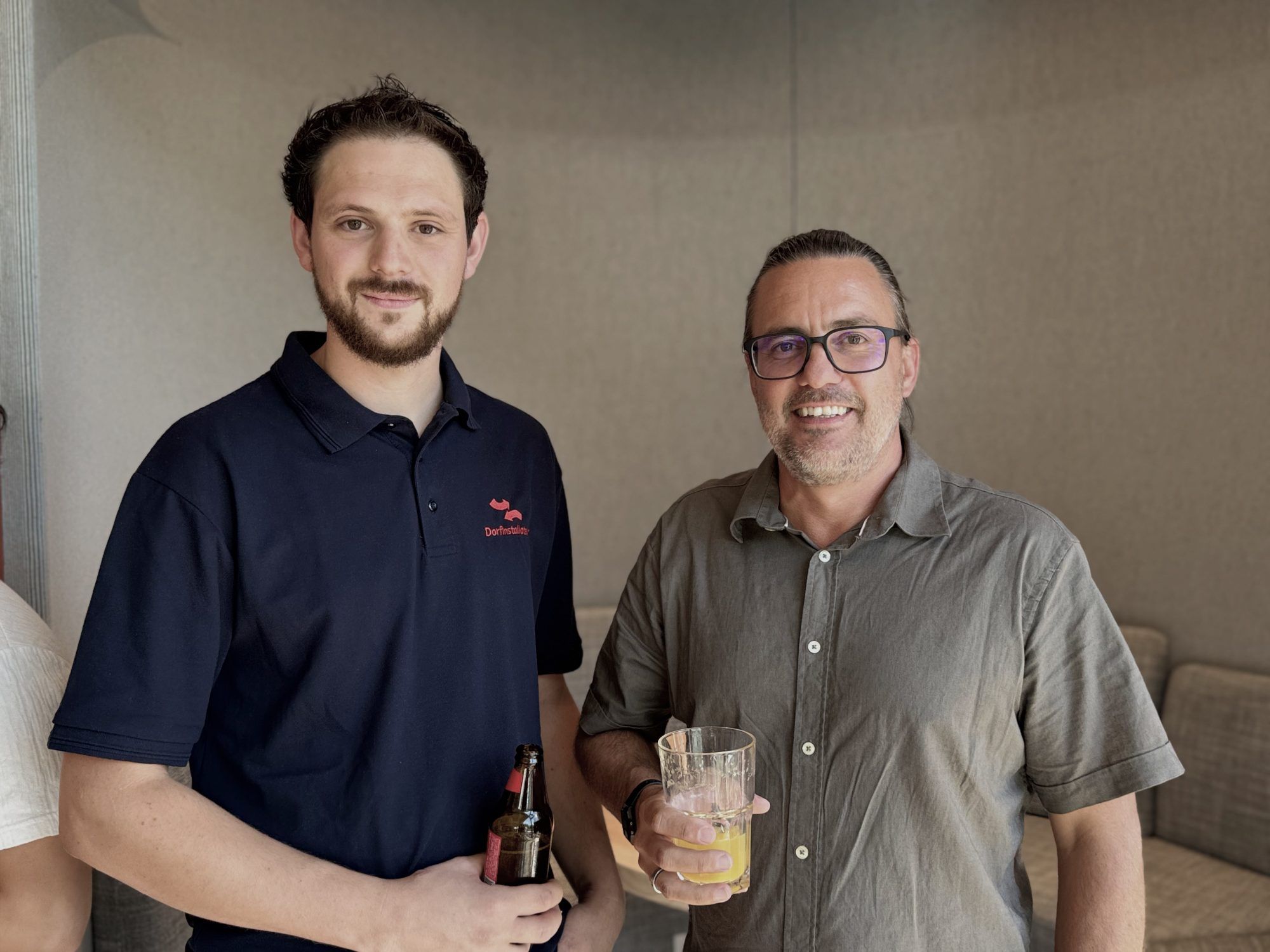 Dorfinstallateur René Marte und Daniel Böni (Mangold).