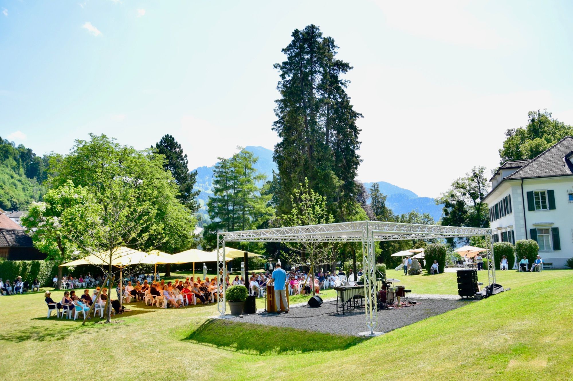 Ausstellung von Skulpturen des studierten Holz- und Steinbildhauers Georg Loewit im weitläufigen Park der Villa Falkenhorst in Thüringen, der für verschiedene Veranstaltungen genutzt wird.