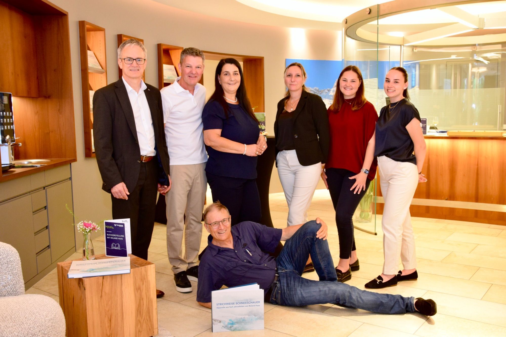 Vorstandsdirektor Helmut Winkler, Wolfgang Walter, Derya Dursun, Alexandra Kraxner, Annalena Rudigier und Ellena Rudigier sowie Roland Haas (unten - mit seinem Buch)