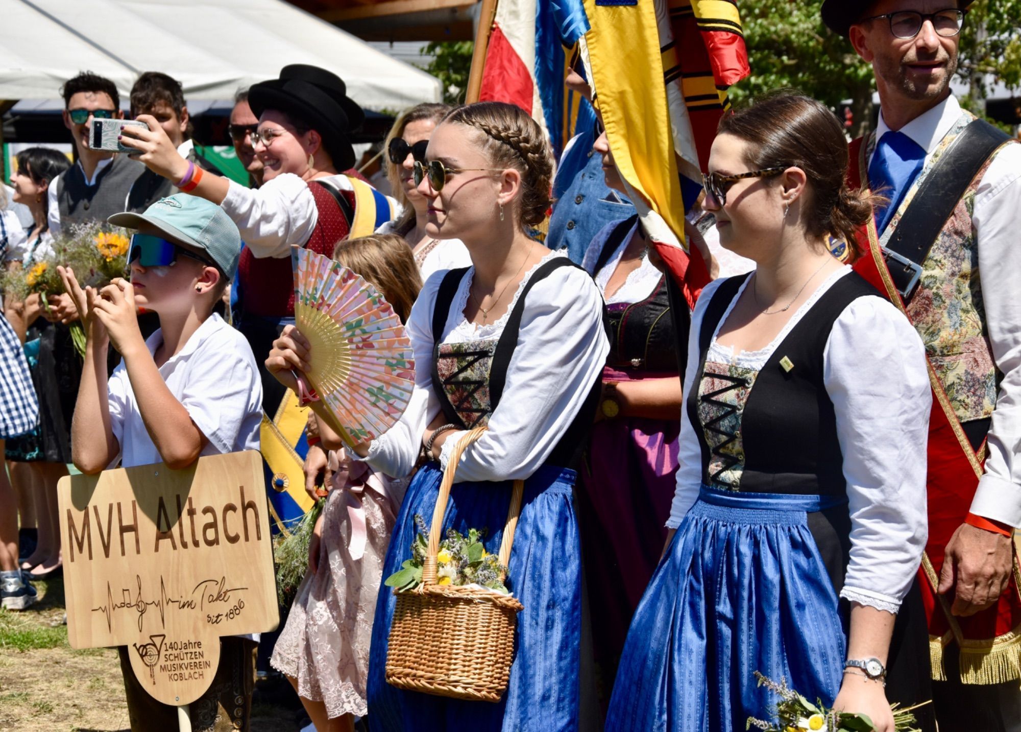 Festumzug und Fahneneinzug in das Festzelt - eine große Freude auch für die glückliche Koblacher Kapellmeisterin Angela Palfrader sowie Gerd Ströhle und Musikvereinsobmann - hier zusammen mit Festobfrau Magdalena Raffeiner.