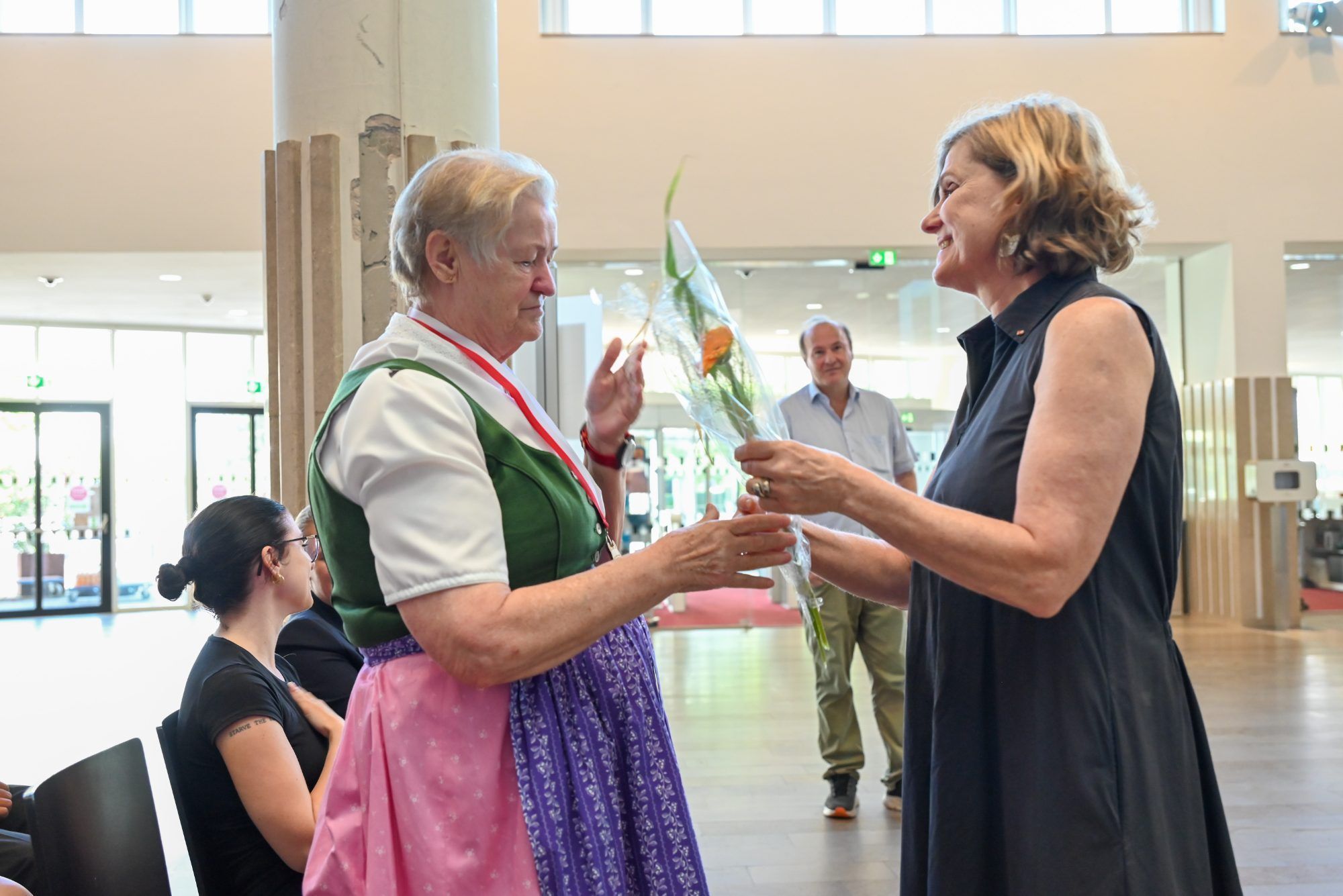 Landesrätin Barbara Schöbi-Fink ehrte die Seniorin für ihre seelische Unterstützung in Leibnitz.