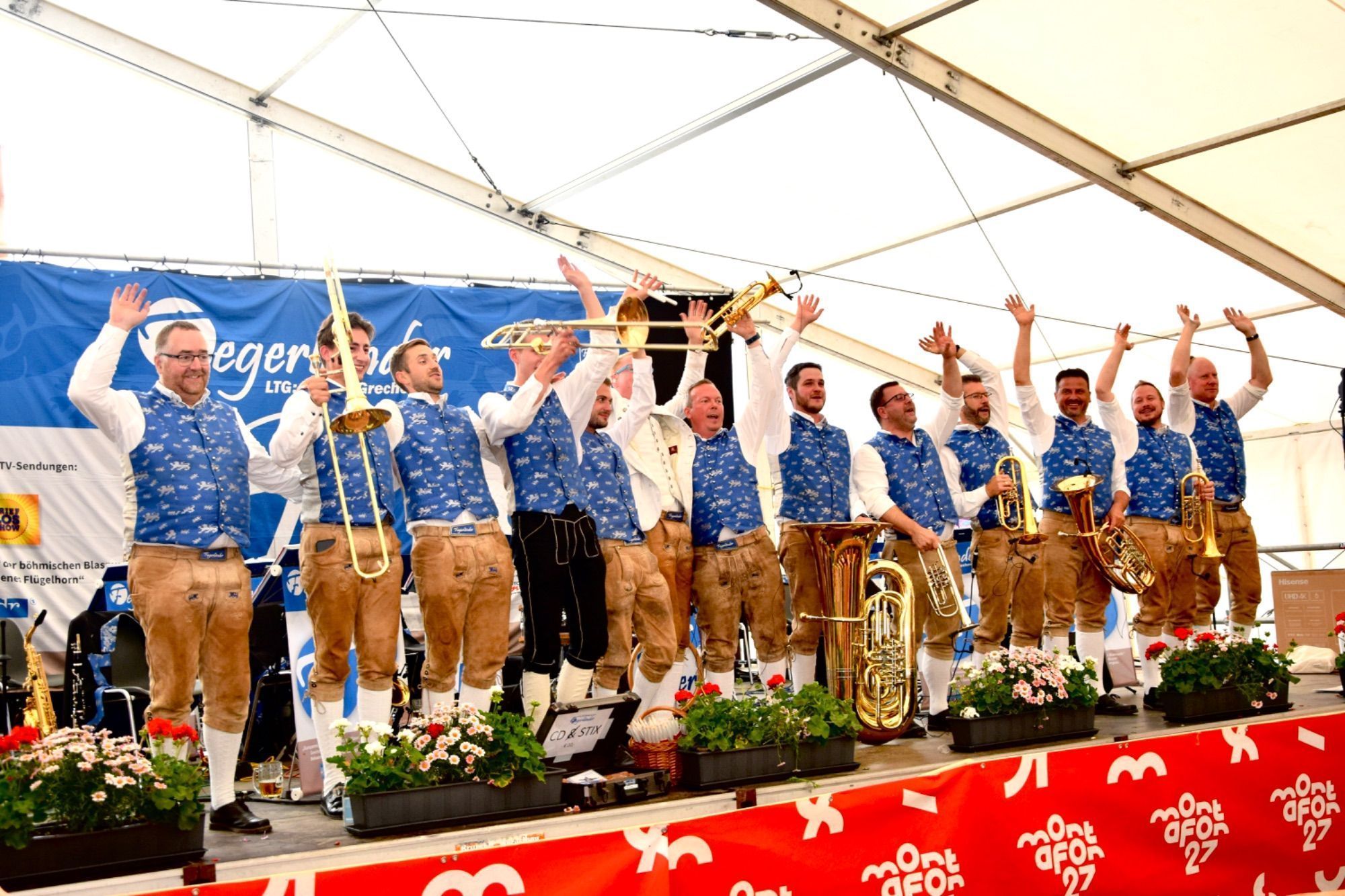 Internationale Musikvereine waren zum dreitägigen Jubiläumsfest der Bürgermusik Gaschurn-Partenen nach Gaschurn angereist. Für Stimmung im Festzelt sorgten etwa Volxrock und die Fegerländer. Den Fassanstich nahm Bgm. Daniel Sandrell vor.