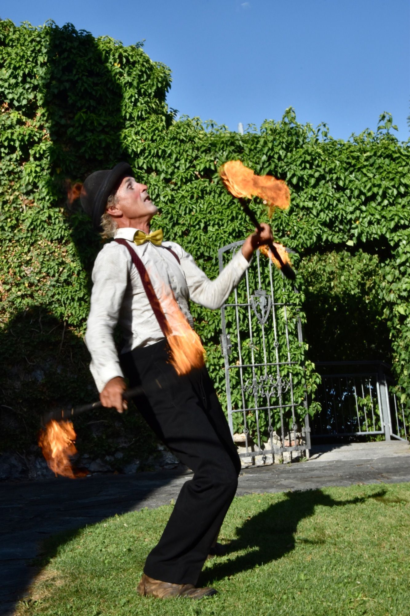 Feuershow von und mit „Clown Pompo“ im Schossgarten in Bludenz. Foto: Gerhard Scopoli