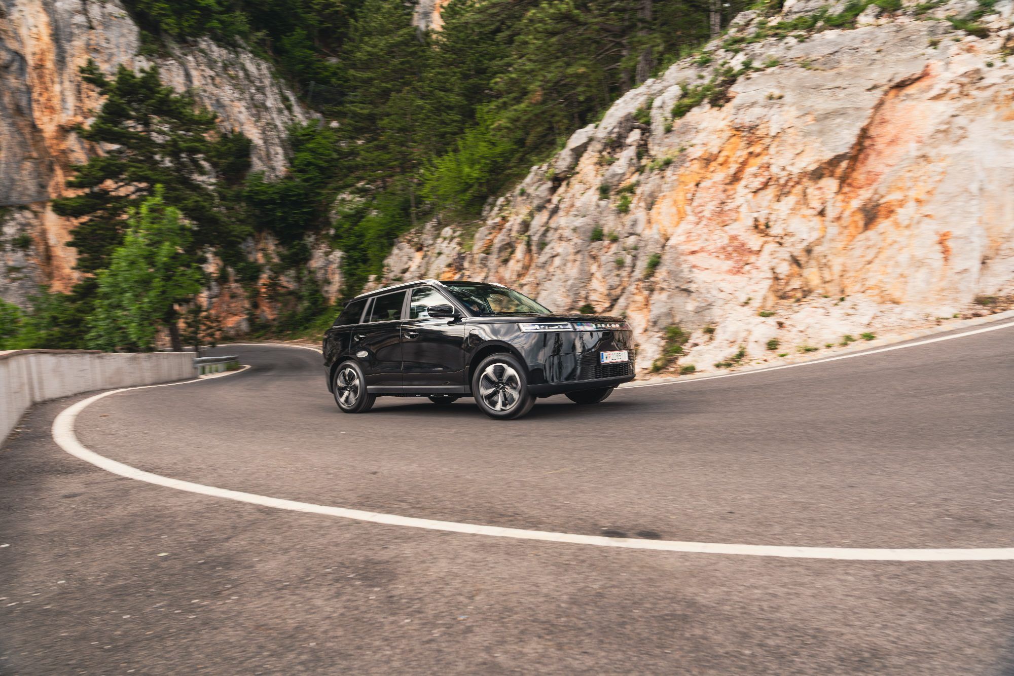 Der kompakte Elektro-SUV Jaecoo 5 kommt mit moderner, ruhiger Designlinie und zuverlässiger Reichwei-te: Rund 400 Kilometer werden versprochen – und halten auch im echten Leben