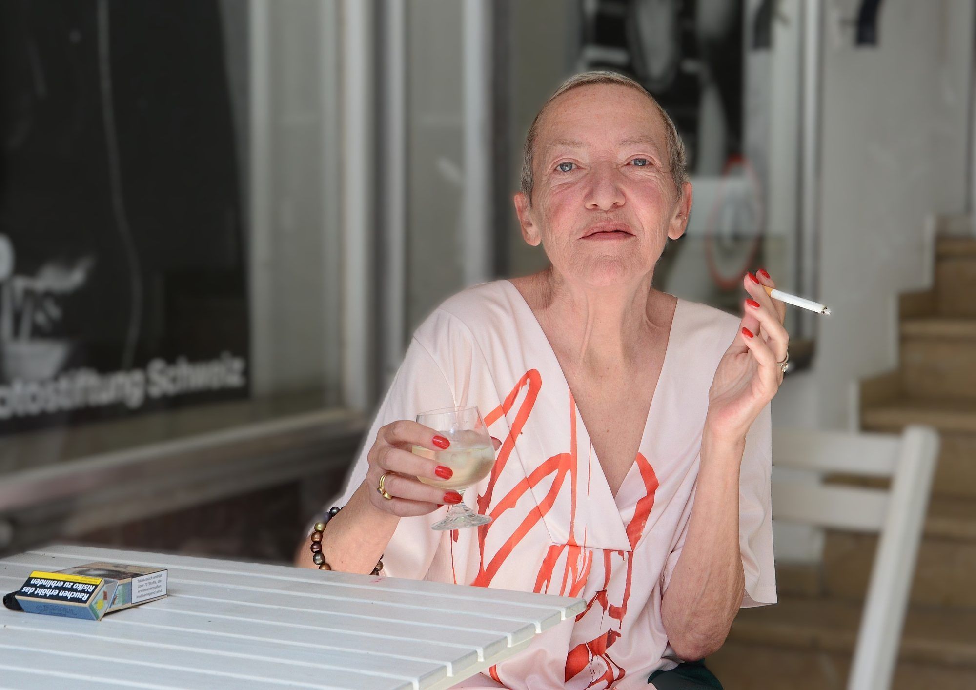 In der Nische vor dem Eingang ihrer Galerie kramt Sylvia Janschek in ihren Erinnerungen. HRJ