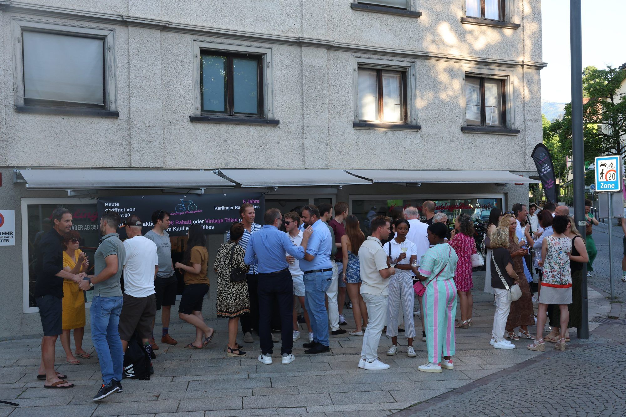 Fest vor dem Geschäftslokal.