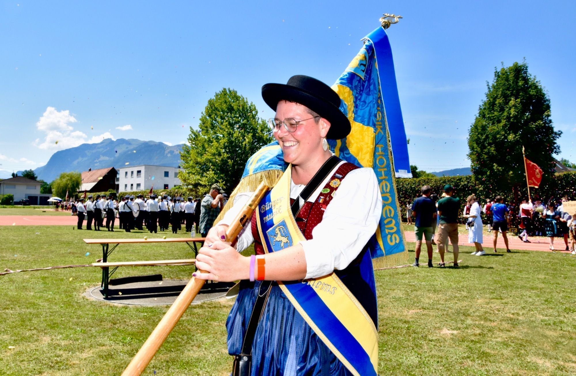 Glücklich darüber, am Festplatz bei der Mittelschule Koblach angekommen zu sein, zeigte sich nach dem Festumzug am Sonntag diese Dame, die die Fahne der Bürgermusik Hohenems zu tragen hatte.