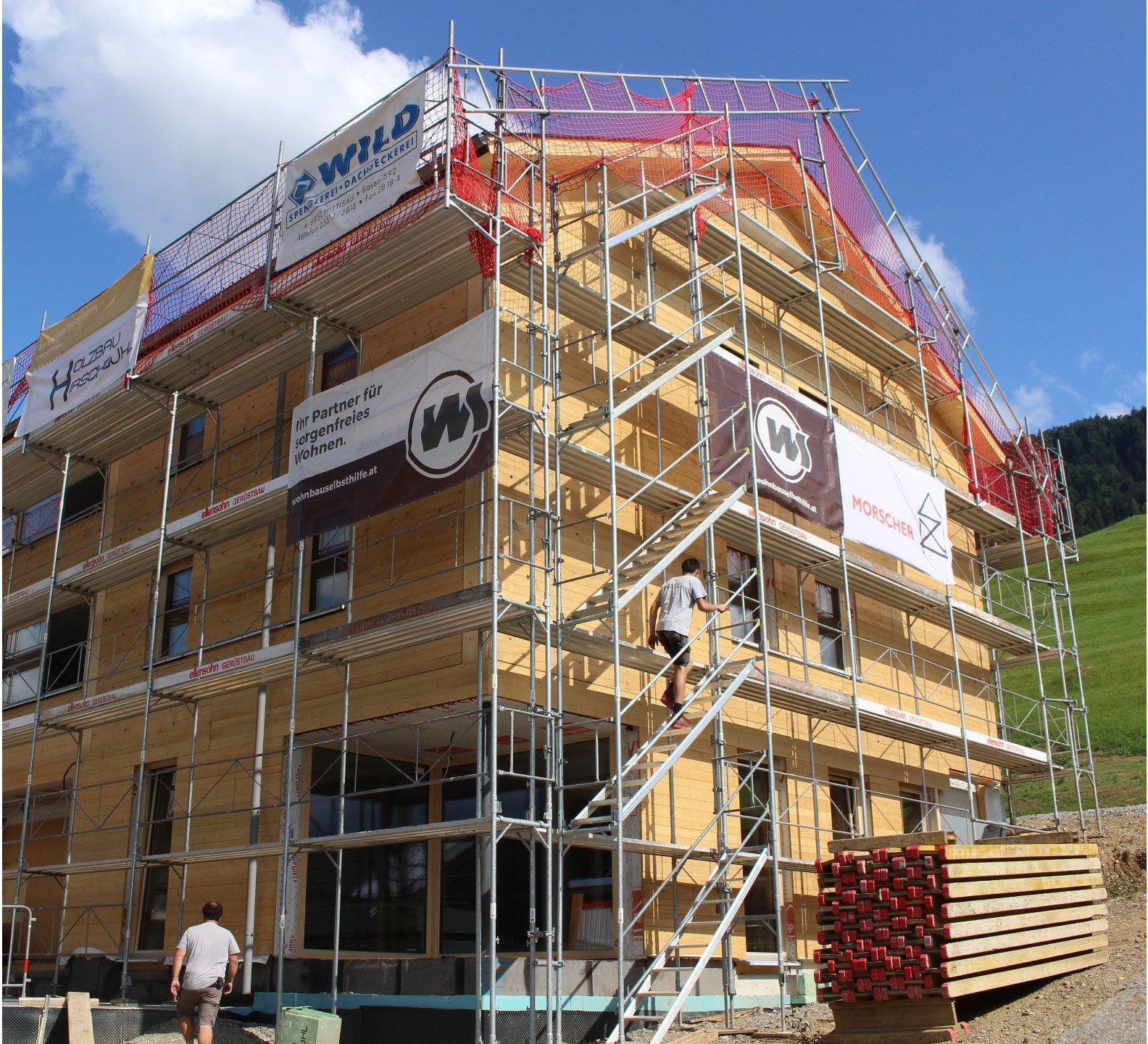 Das erste Haus ist unter Dach, am Haus an der Straße wird noch gearbeitet, bis September 2027 sollen beide bezugsfertig sein.