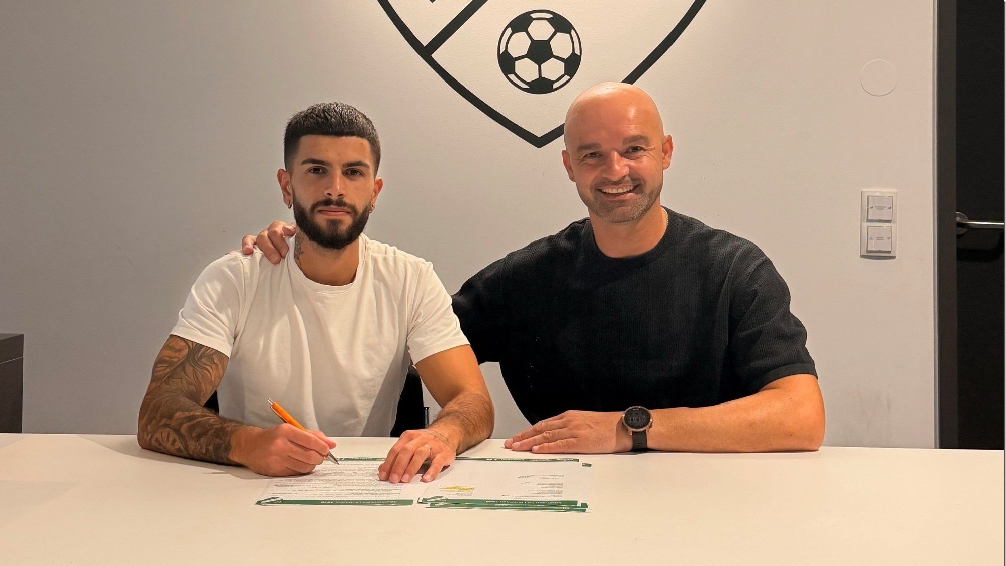 Fikret Mert Aras (l.) mit Sportchef Zlatko Jurcevic unterschreibt für FC Lauterach. VEREIN