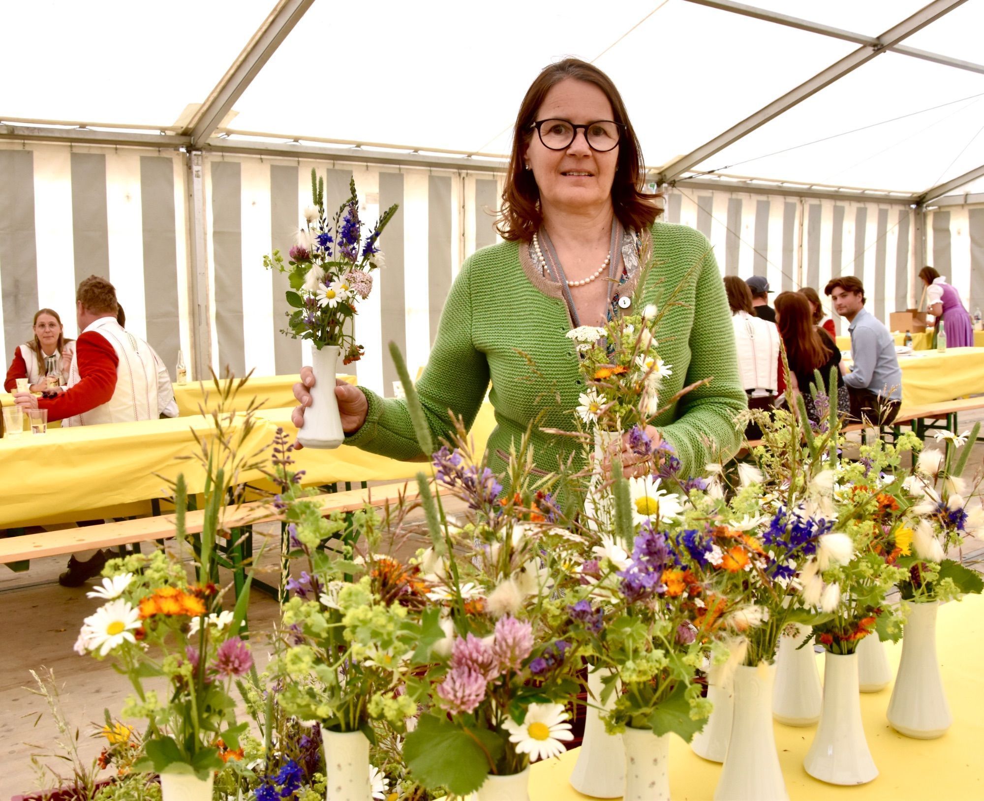 Ein farbenfrohes Bild: Beim Aufräumen nach dem Jubiläumsfest kümmerte sich Johanna Moosbrugger im Zelt unter anderem um die Blumen.