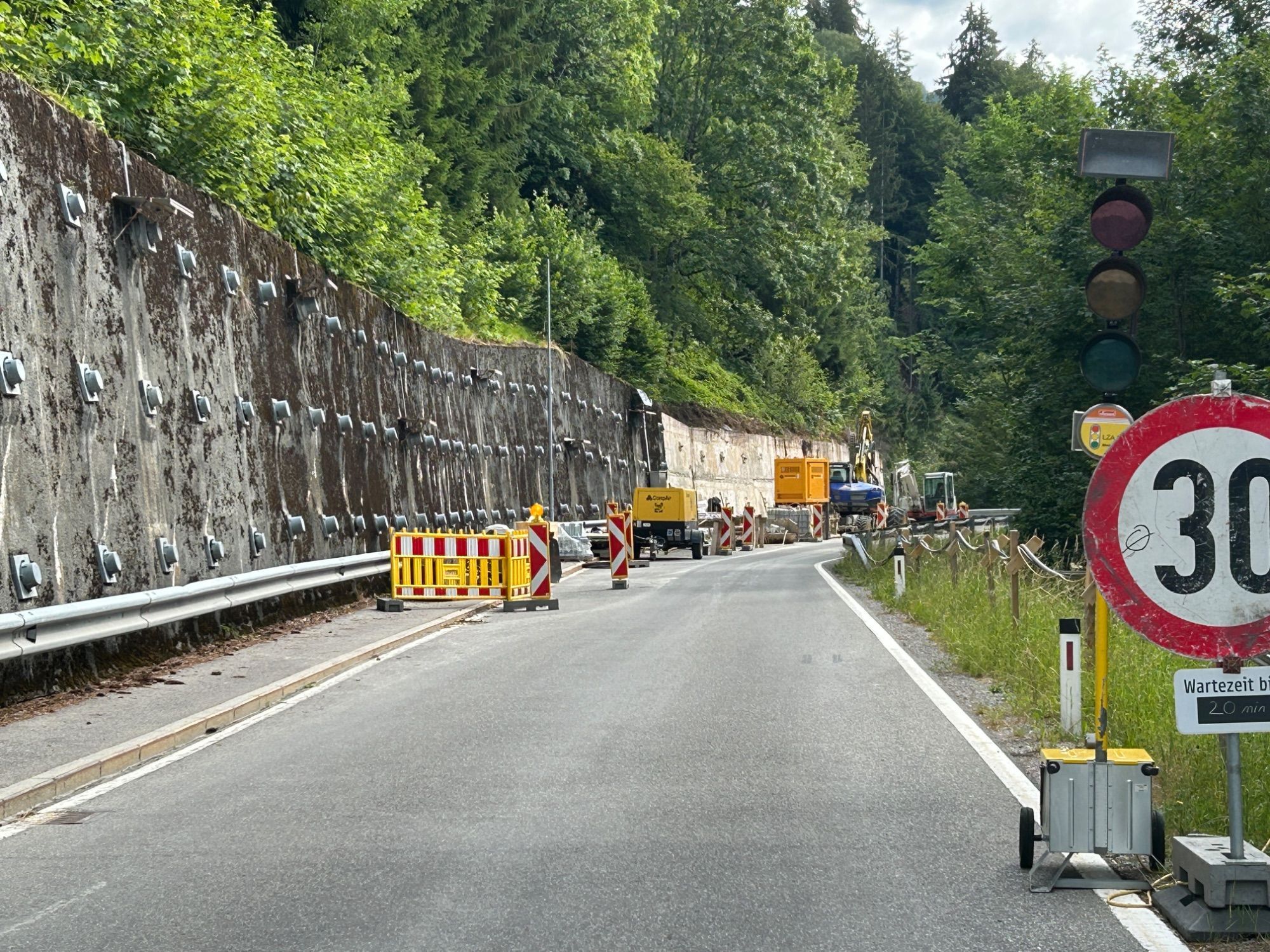 Im Moment wird der oberer Teil der Stützmauer daniert