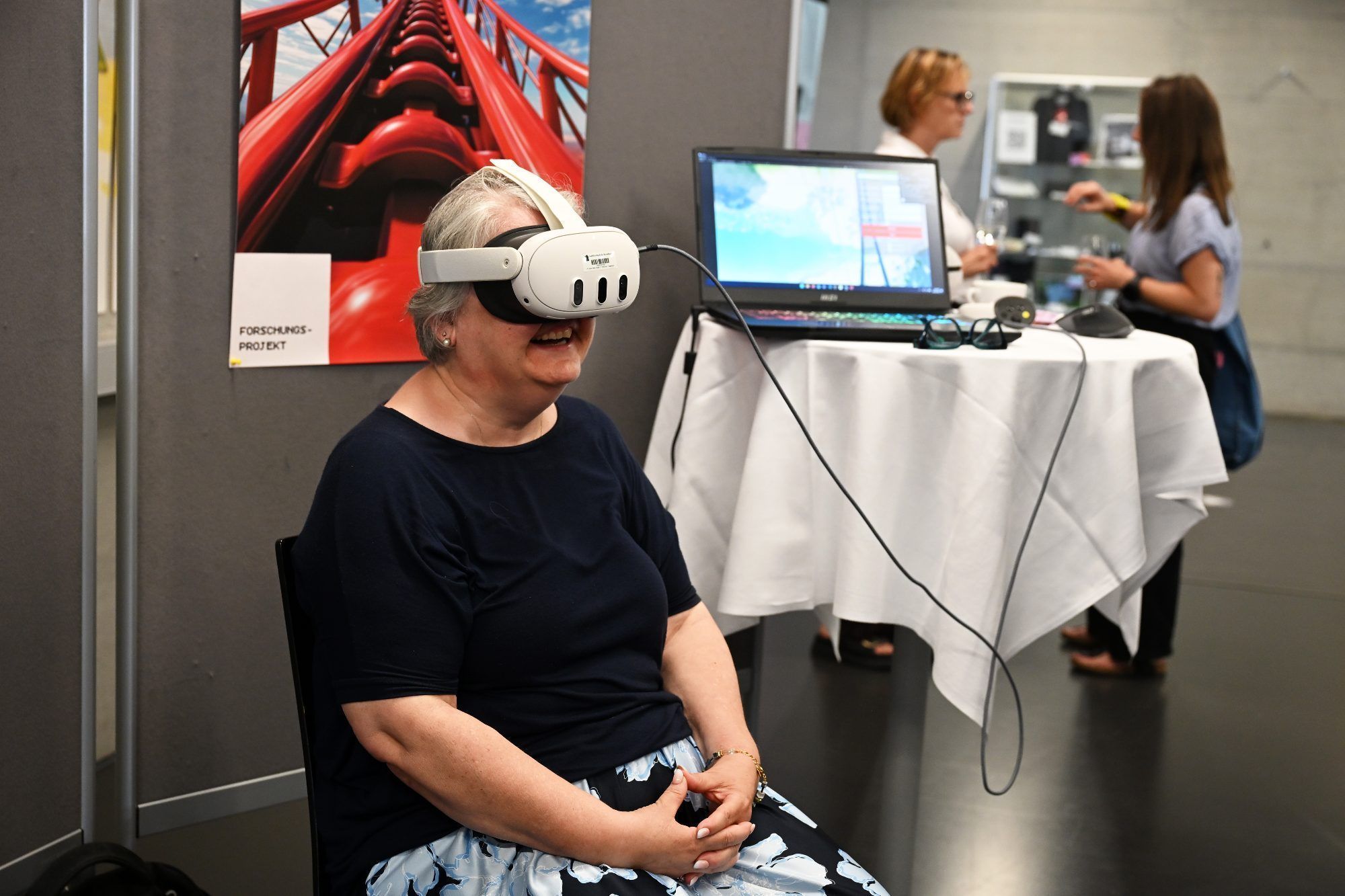Wie sich virtuelle Welten anfühlen, konnten Besucherinnen und Besucher mit einer VR-Brille selbst erleben.