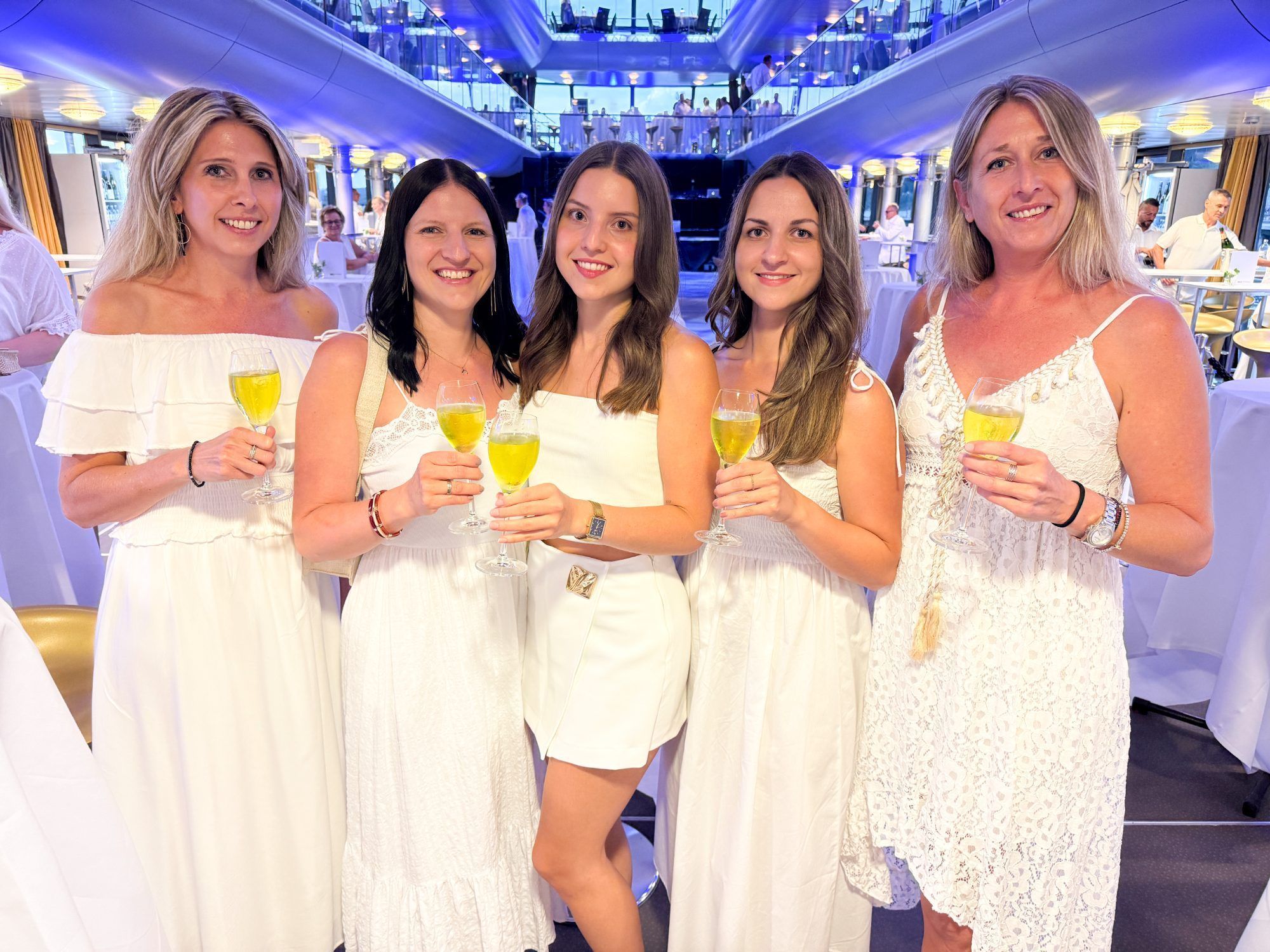 Sabrina Greber, Nadja und Laura Leiter, Alexandra Strohmeier sowie Michaela Greber feierten die White Night