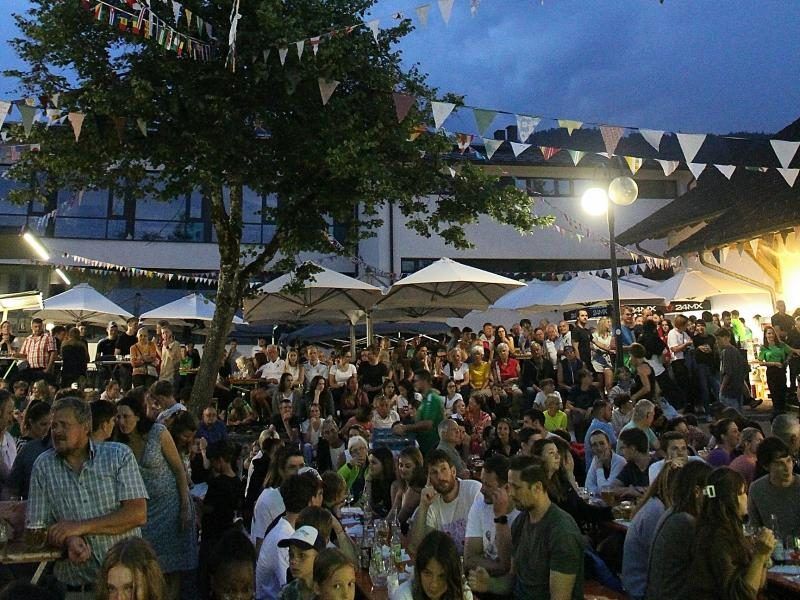 Am Donnerstag, 19 Uhr, ist in der stimmungsvollen Schulhof-Arena wieder „Käsklatsch-Time“. Bis 13. August stehen fünf Kult-Abende auf dem Programm. PETER STRAUSS