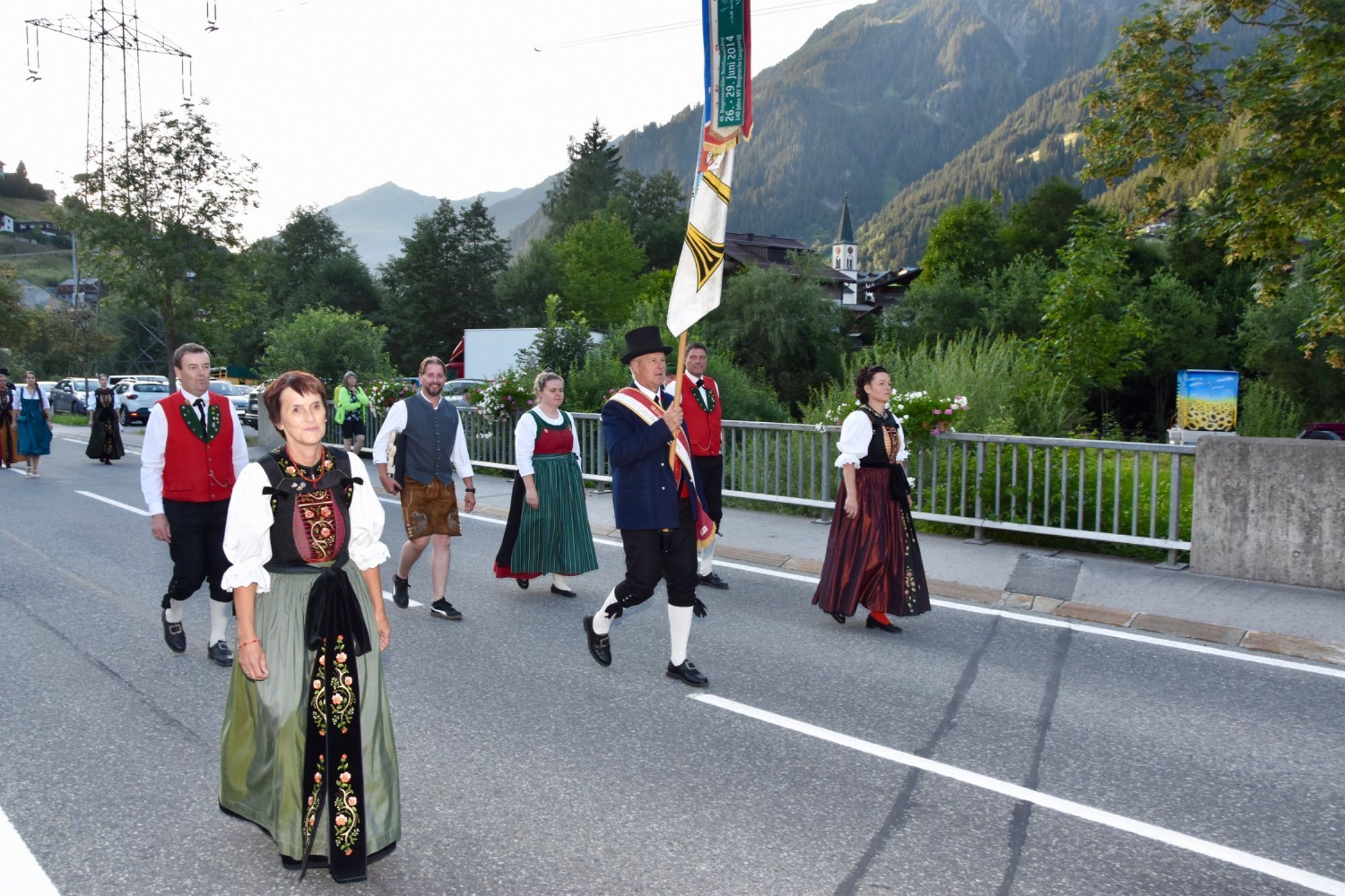 Internationale Musikvereine waren zum dreitägigen Jubiläumsfest der Bürgermusik Gaschurn-Partenen nach Gaschurn angereist. Für Stimmung im Festzelt sorgten etwa Volxrock und die Fegerländer. Den Fassanstich nahm Bgm. Daniel Sandrell vor.