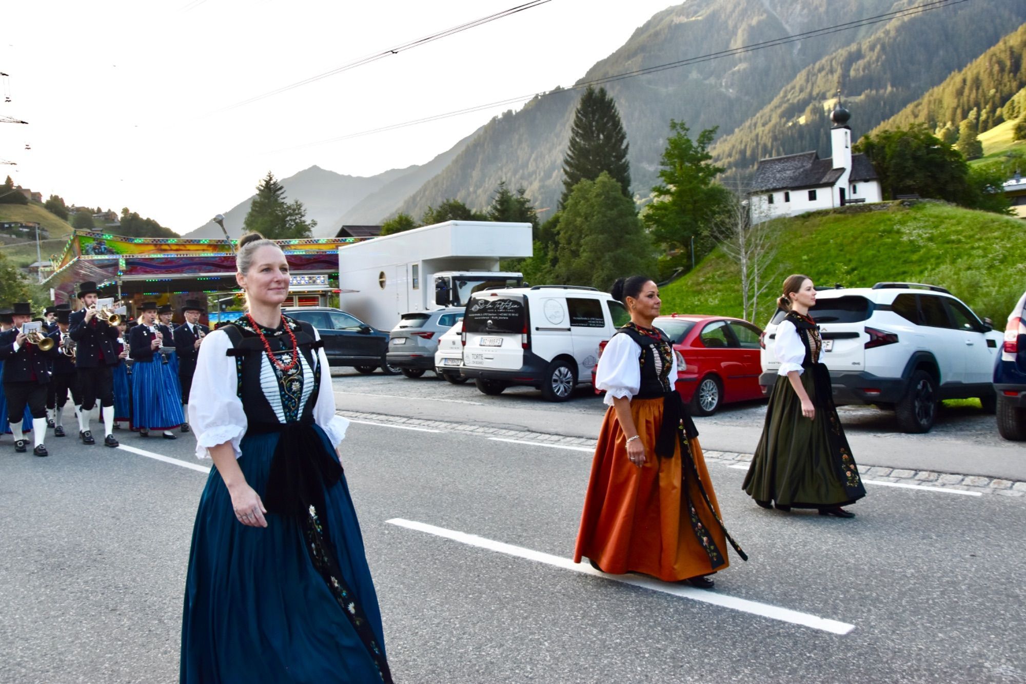 Internationale Musikvereine waren zum dreitägigen Jubiläumsfest der Bürgermusik Gaschurn-Partenen nach Gaschurn angereist. Für Stimmung im Festzelt sorgten etwa Volxrock und die Fegerländer. Den Fassanstich nahm Bgm. Daniel Sandrell vor.