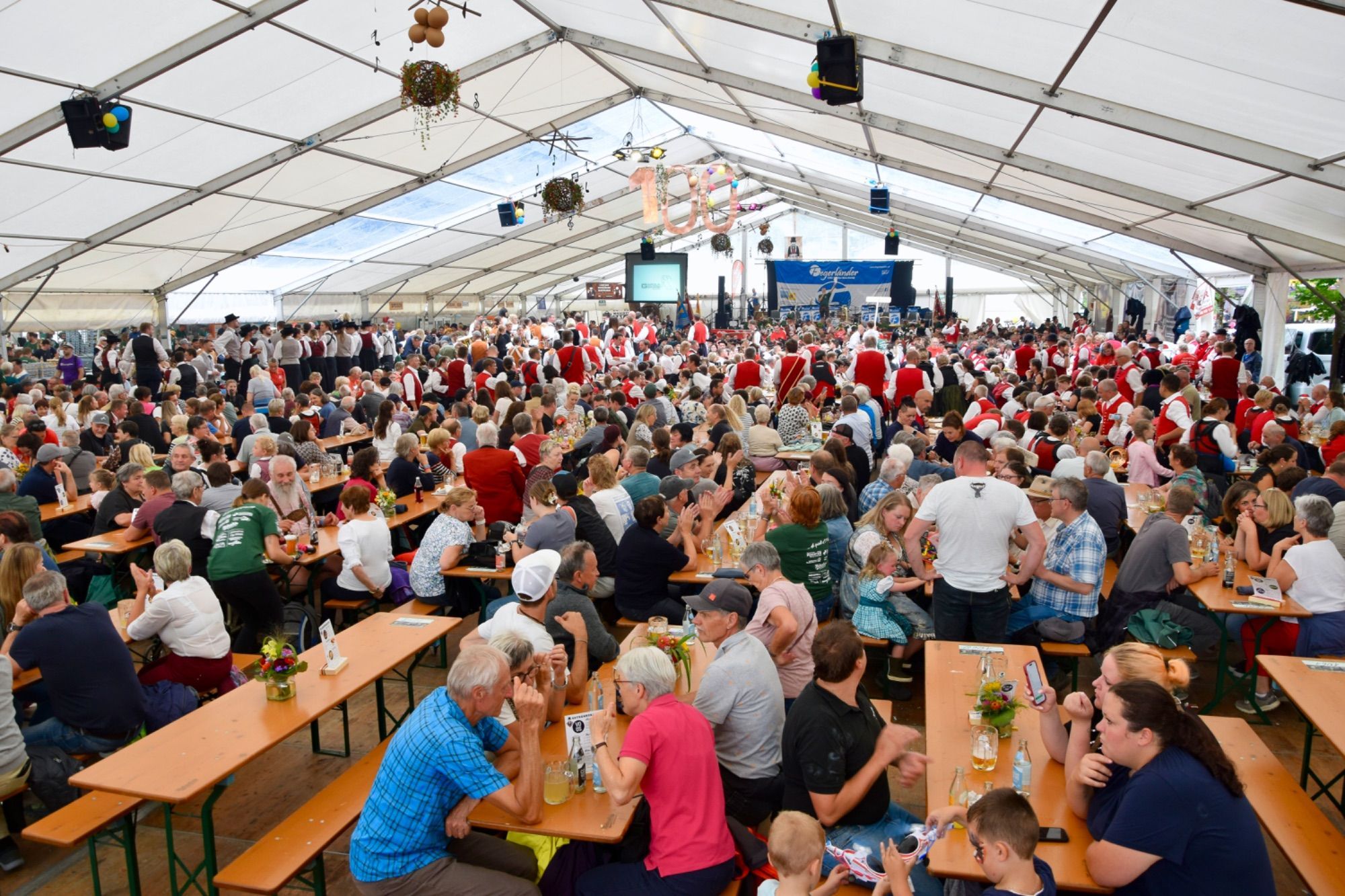 Internationale Musikvereine waren zum dreitägigen Jubiläumsfest der Bürgermusik Gaschurn-Partenen nach Gaschurn angereist. Für Stimmung im Festzelt sorgten etwa Volxrock und die Fegerländer. Den Fassanstich nahm Bgm. Daniel Sandrell vor.