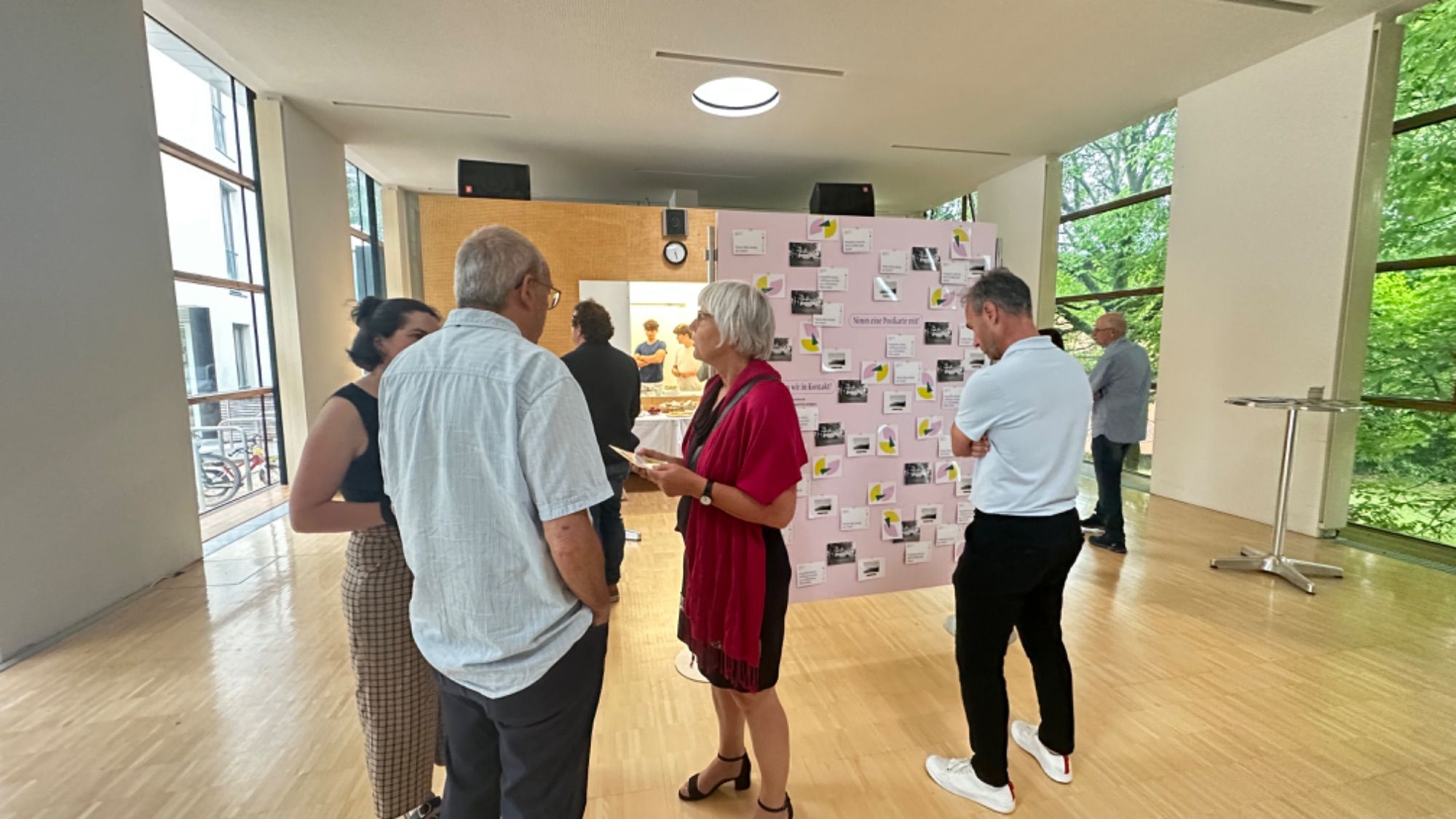 Die Vernissage bot Gelegenheit zum Austausch.