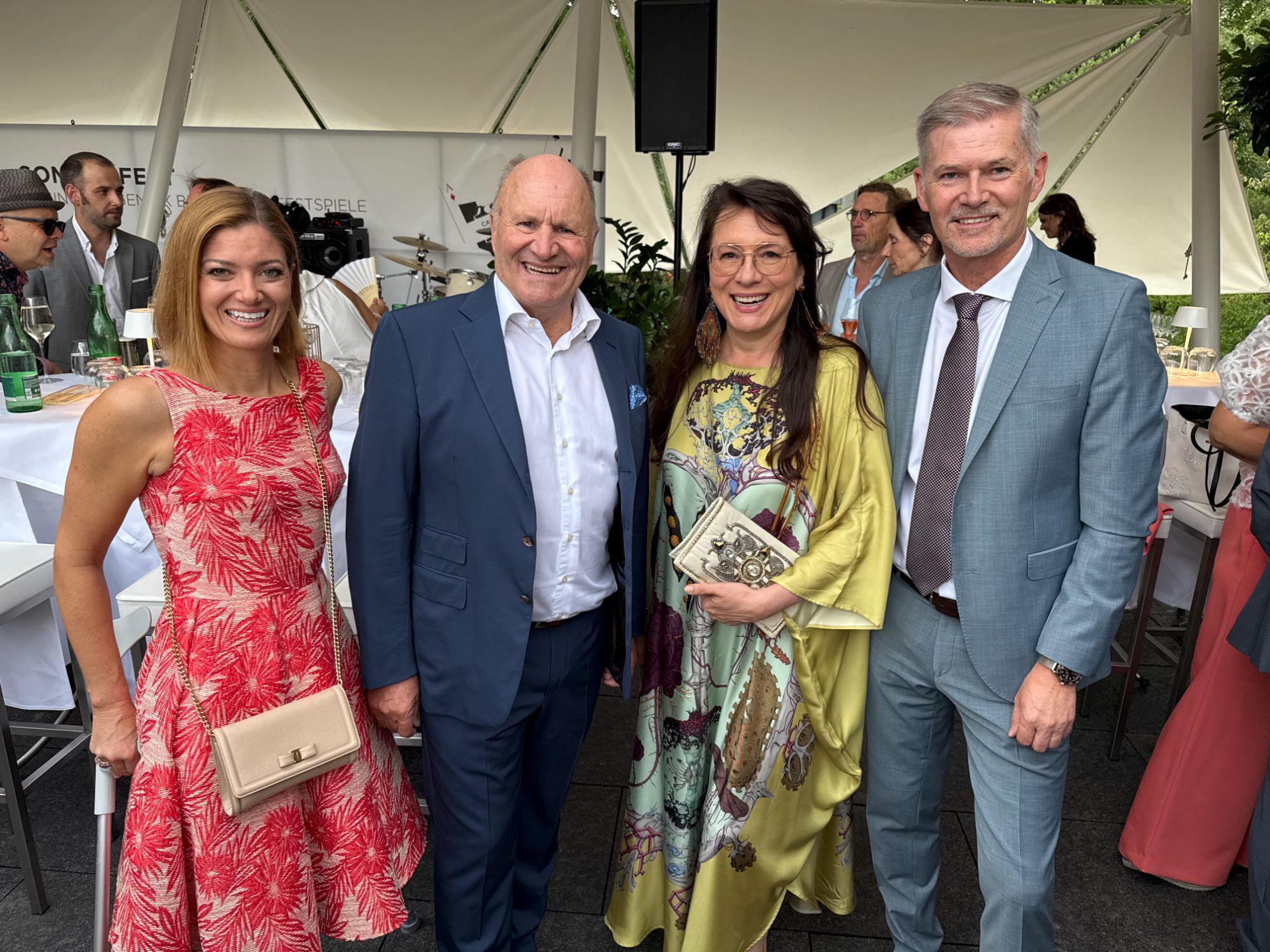 Kathrin und Präsident Hans-Peter Metzler, Intendantin Lilli Paasikivi und Casino Direktor Bernhard Moosbrugger beim Sommerempfang La triviata