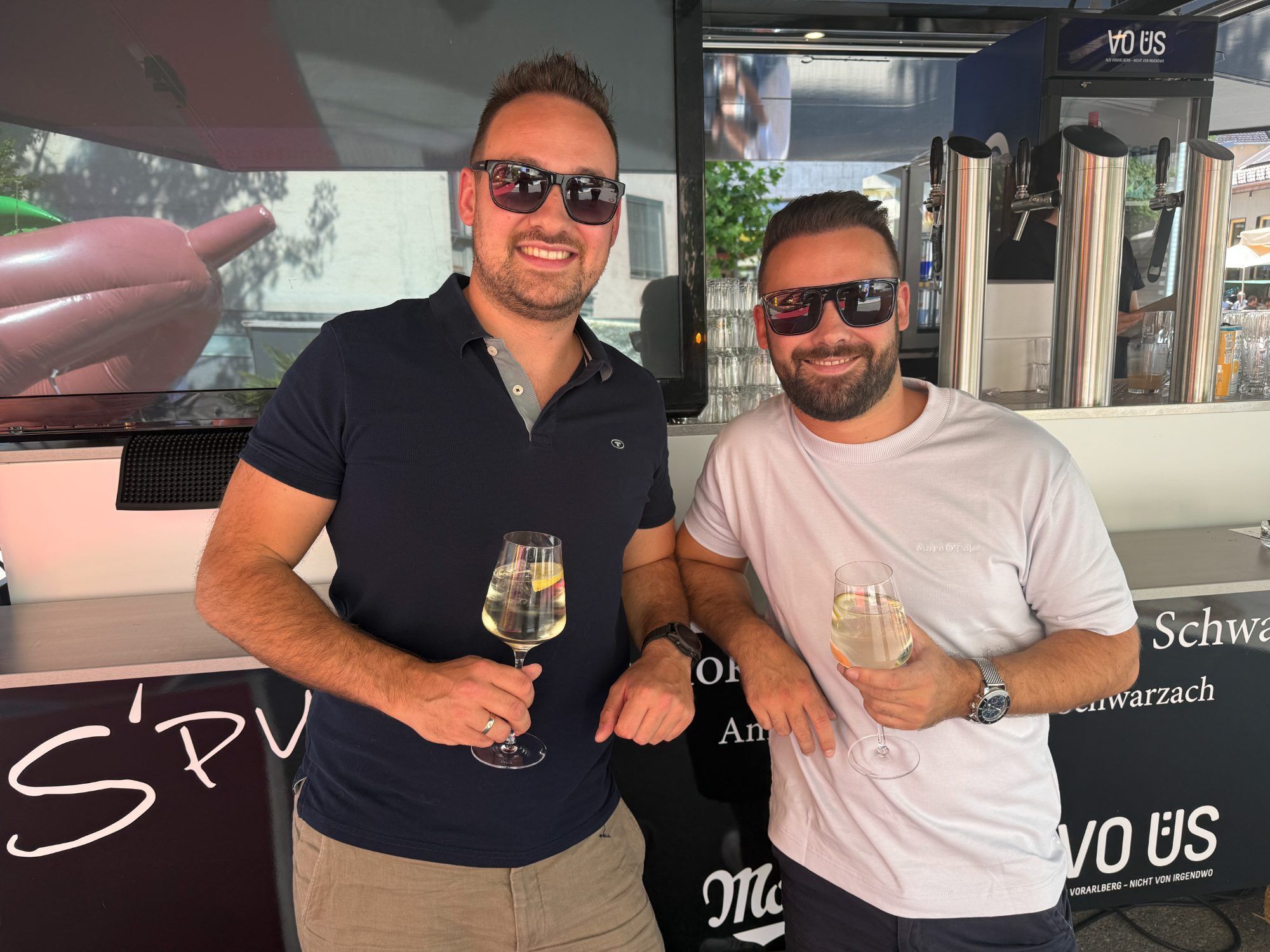 Simon und Luca Mairitsch beim Willkommens-Drink