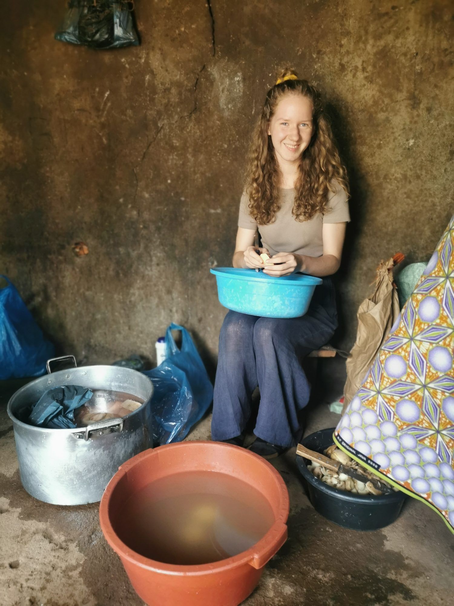 Ein Jahr lang teilte Nora Bönig den Alltag ihrer Gastfamilie – auch das tägliche Wasserholen und Kochen gehörten dazu.