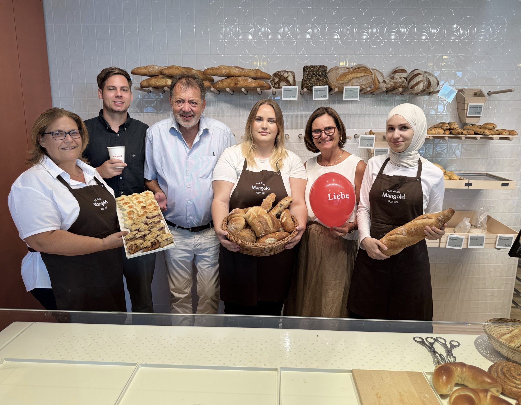 Florian, Monika und Egon Haag mit Bezirksleiterin Gabriele Gasovic, Tijana Zubovic´ und Sifa Koca bei der Eröffnung.