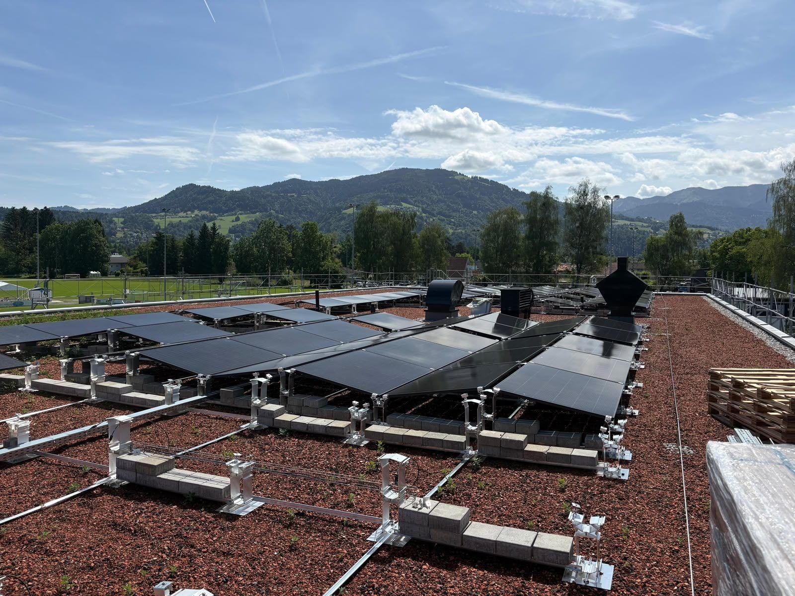 Mit Photovoltaikanlage, moderner Technik und neuen Räumlichkeiten entsteht ein zukunftsorientiertes Vereinszentrum.