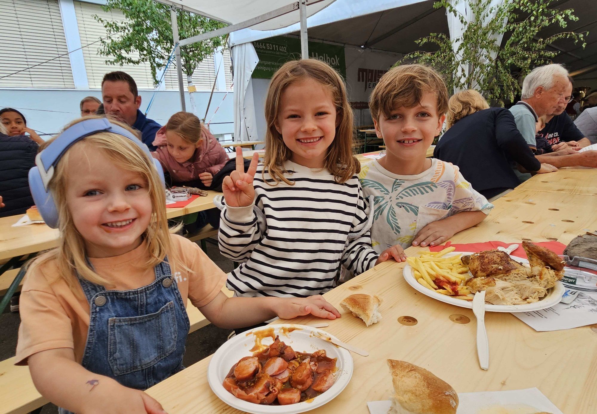 Auch die Kleinsten genossen Blasmusikstimmung und beste Bewirtung beim Frühschoppen mit dem MV Möggers.