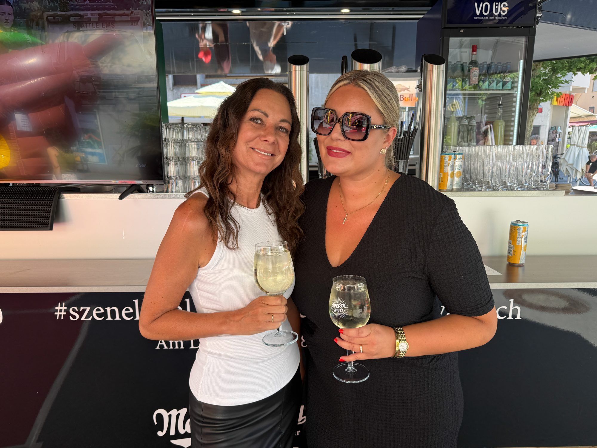 Petra Wolfgang und Christina Egger vom Stadtmarketing gratulierten herzlich