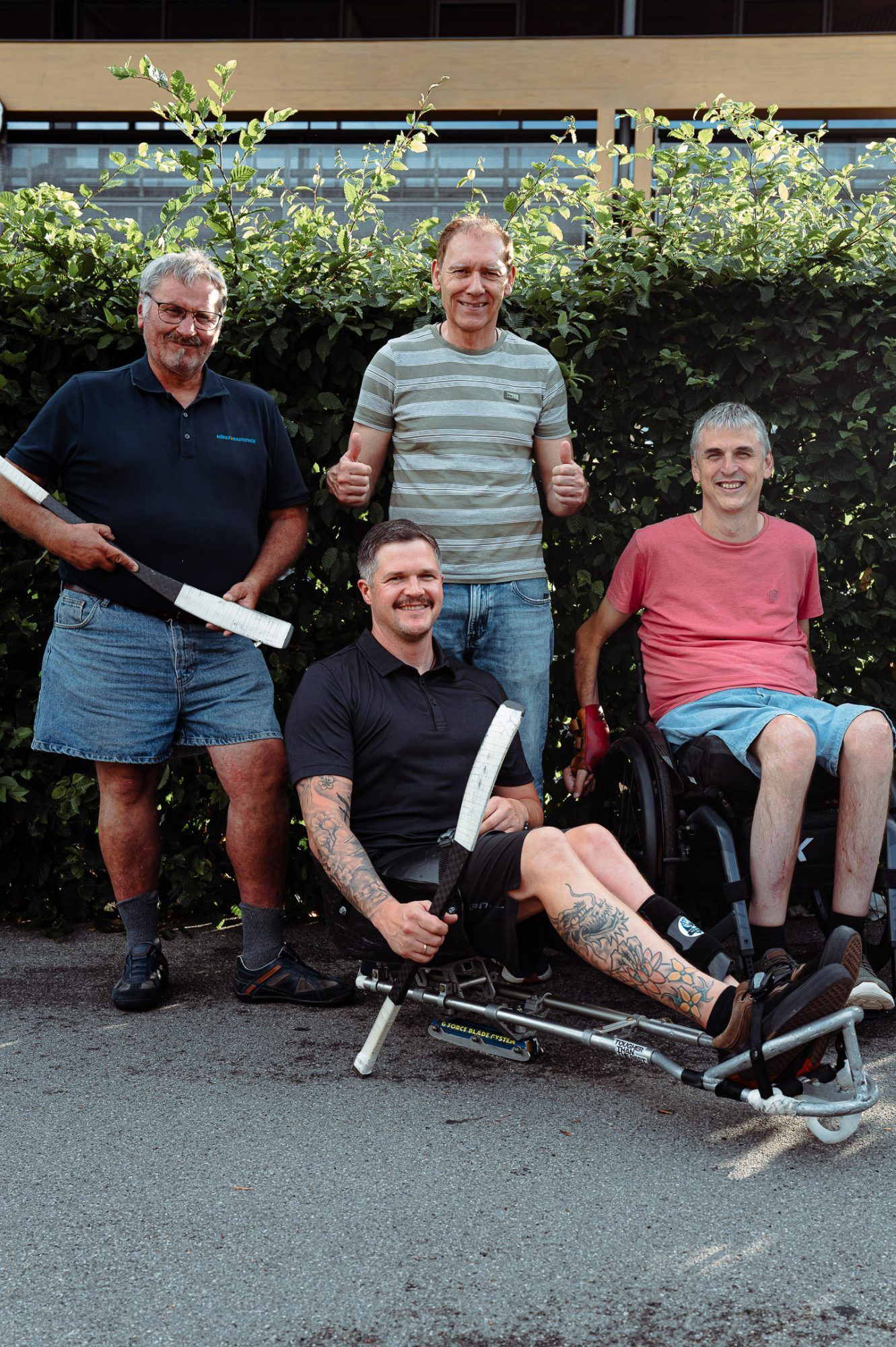 Thomas Hackenberg, Guntram Schedler und Gregor Meusburger (v.l.) vom HC Tigers freuen sich gemeinsam mit Johannes Huchler über die Gründung der Sektion Parahockey.