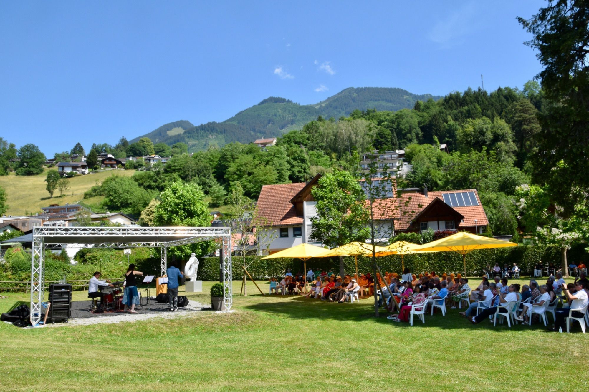 Ausstellung von Skulpturen des studierten Holz- und Steinbildhauers Georg Loewit im weitläufigen Park der Villa Falkenhorst in Thüringen, der für verschiedene Veranstaltungen genutzt wird.