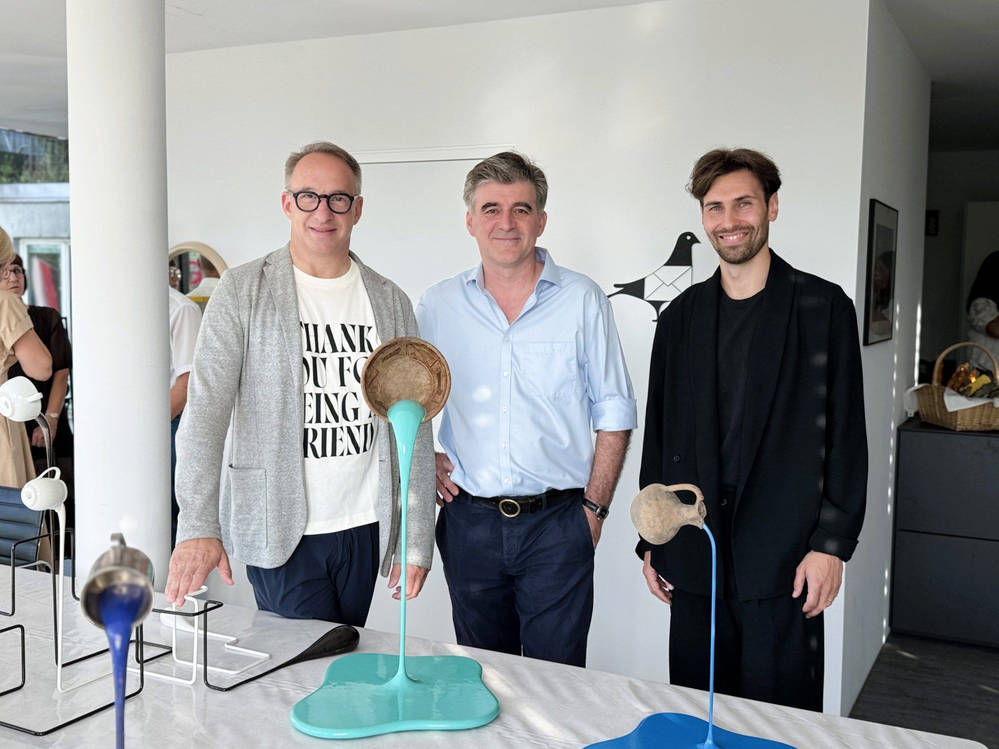 Kurator Günter Salzmann, Künstler Markus Hofer und Gastgeber Fabian Tobias Reiner bei der Ausstellungseröffnung im Office am See.