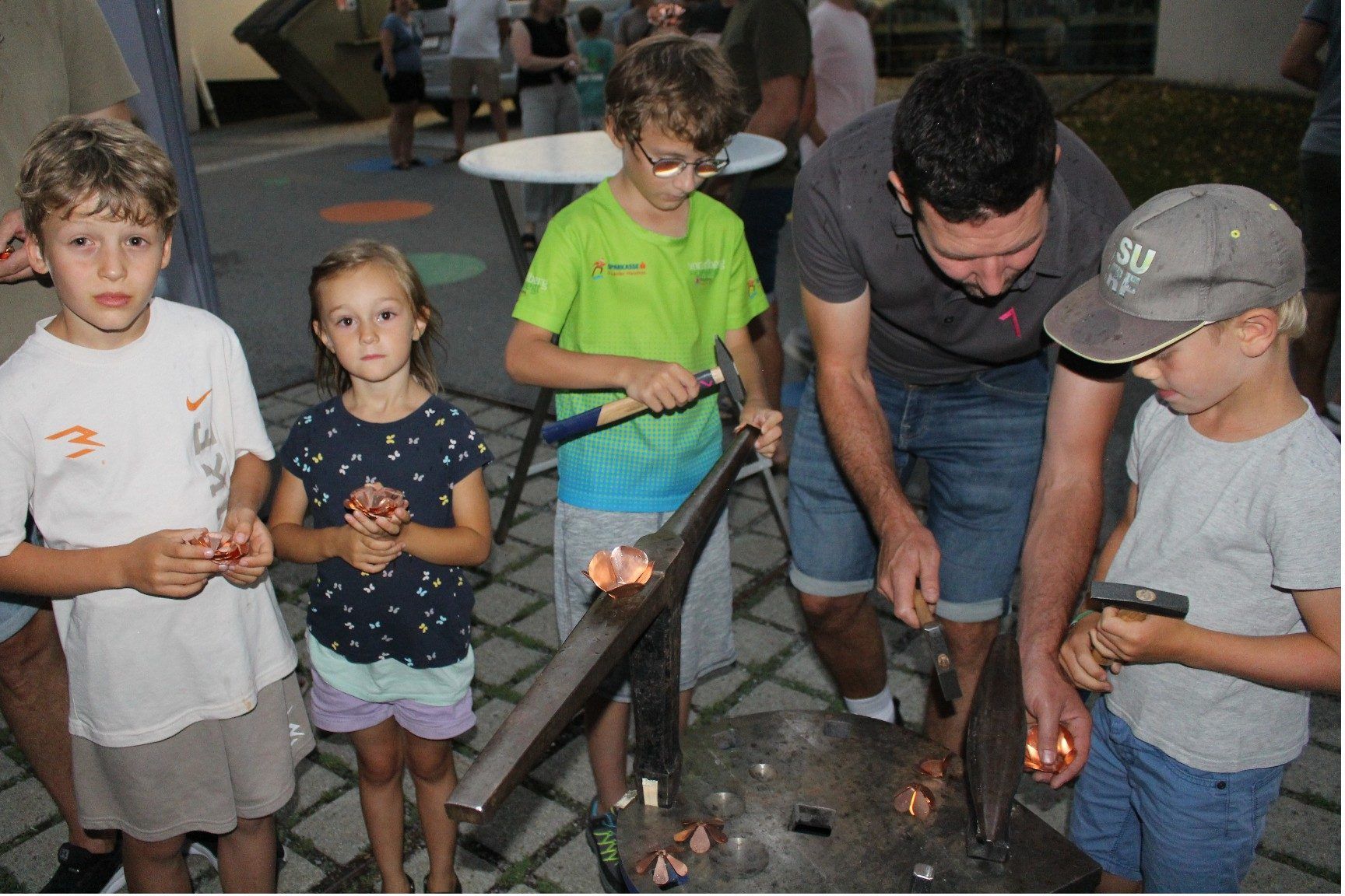 So wird’s gemacht – die Kids staunten nicht schlecht, wie einfach aus einem gewöhnlichen Kupferblech eine dekorative Blüte entsteht. Blüten aus Kupferblech zu fertigen ist ganz leicht – wenn man weiß wie . . . Tobias Sutterlüty von der Dachdeckerei Rusch zeigte es den Kids gerne.