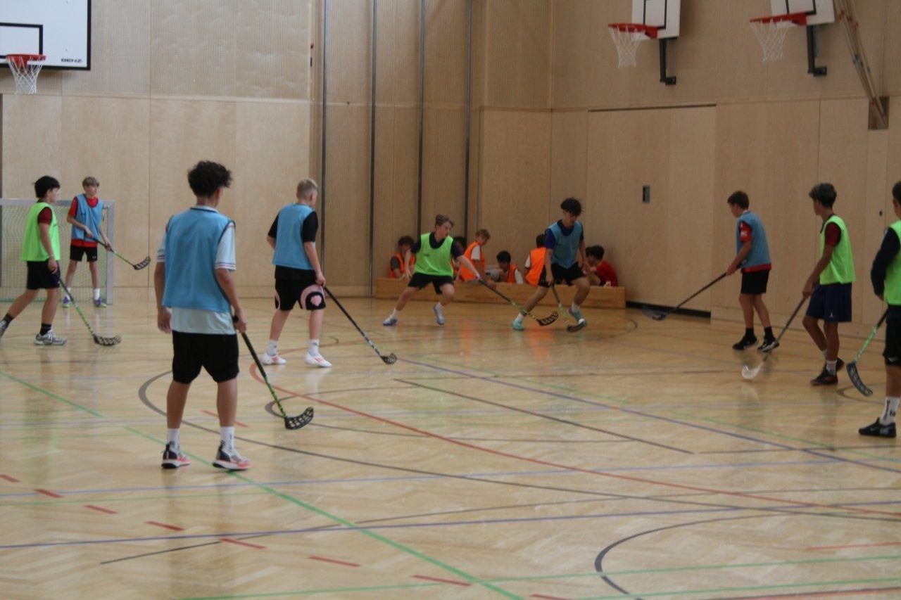 Spannung in der Turnhalle zwecks dem Hockey.