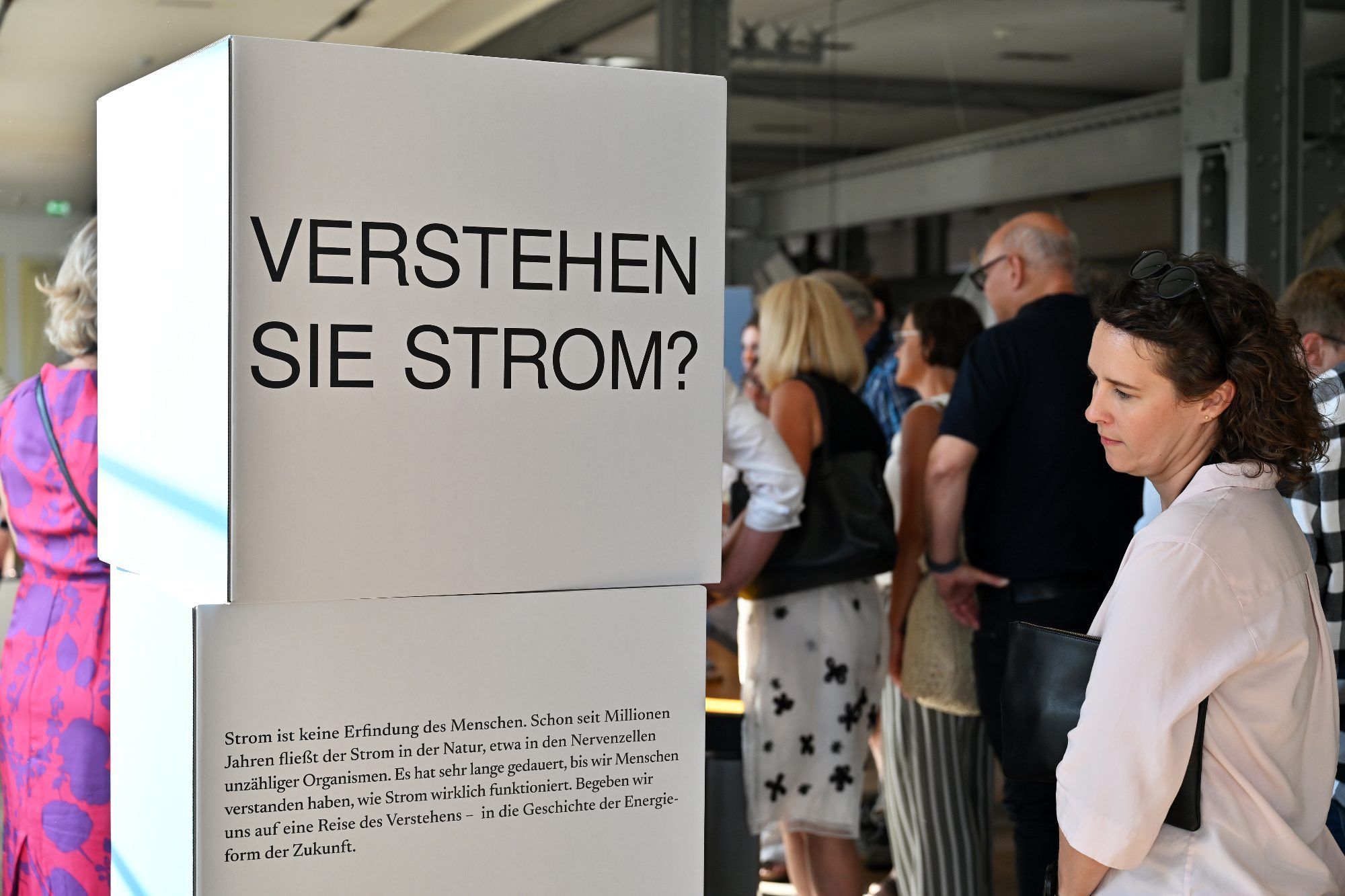 Die neue Sonderausstellung in der inatura nimmt Besucher mit auf eine spannende Reise durch die Geschichte der Elektrizität.