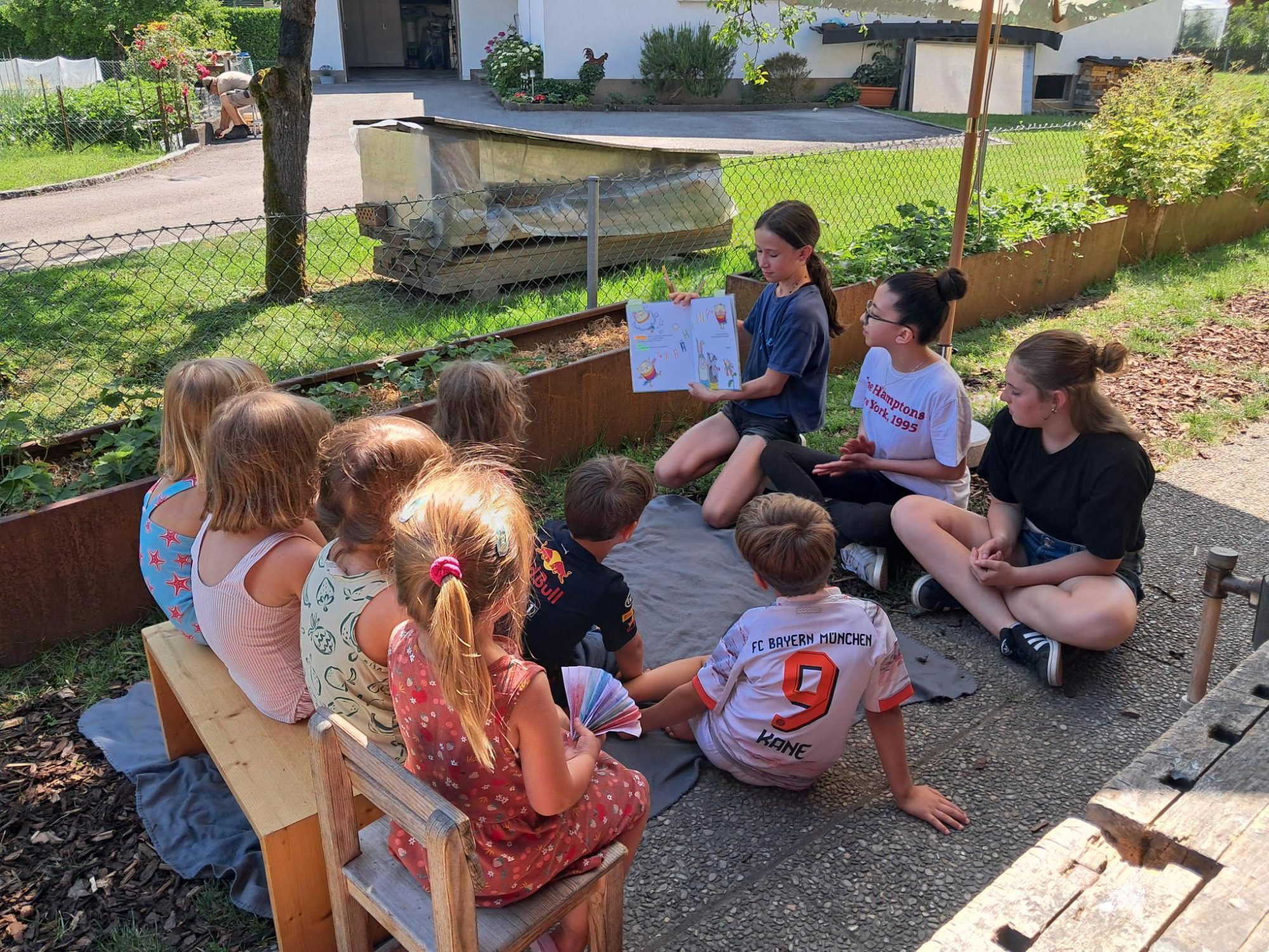 Matilda, Elcin und Mia erklärten den Inhalt ihres Buches anhand der vielen Bilder.