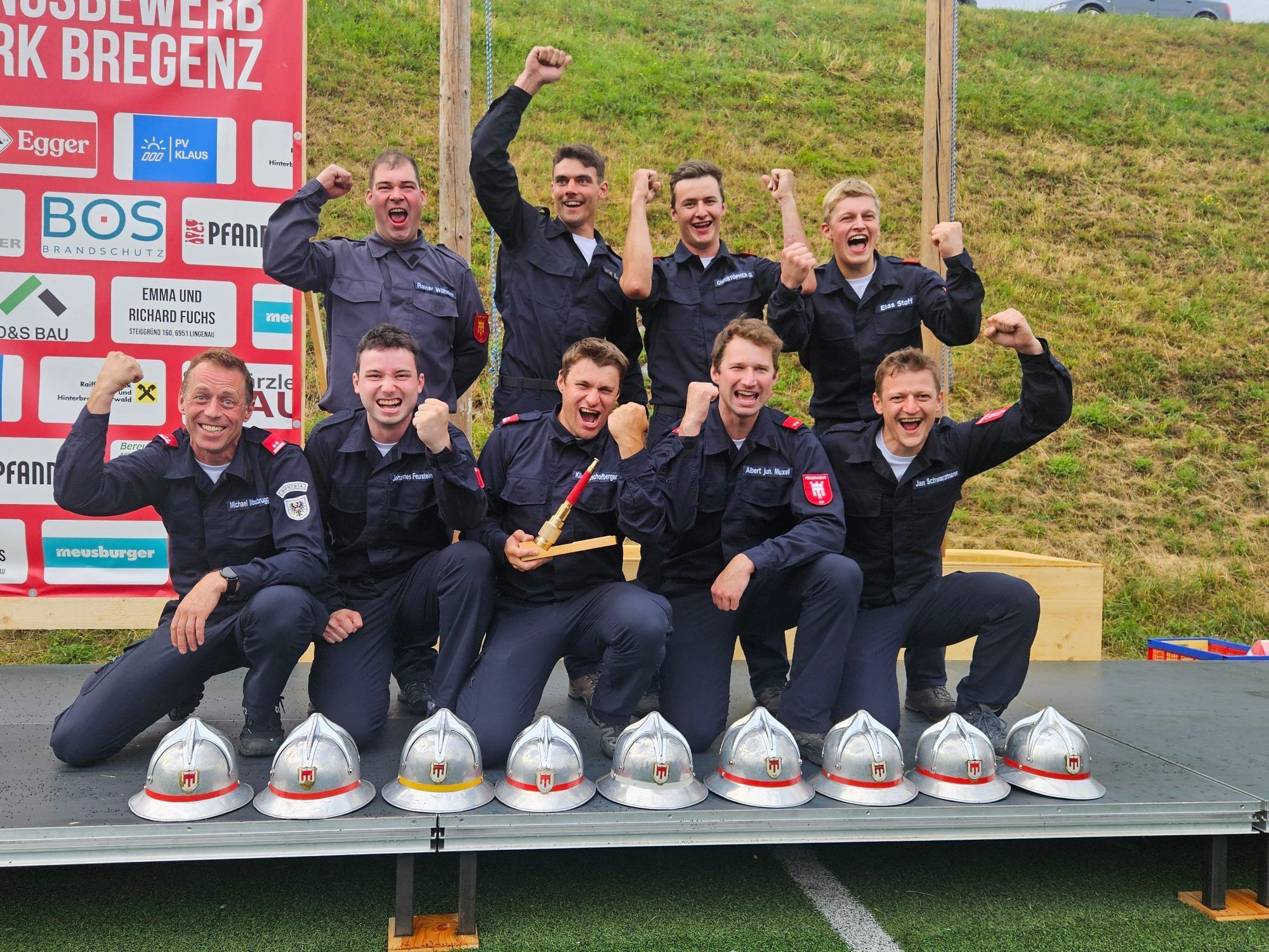 Riesiger Jubel beim Team Au 1 über den Tagessieg und das Goldene Strahlrohr.
