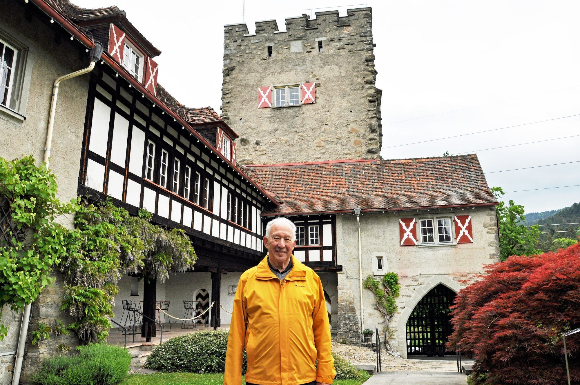 Ferde Hammerer führt Gäste mit großer Begeisterung durch Schloss Wolfurt – für ihn längst ein Herzensprojekt.