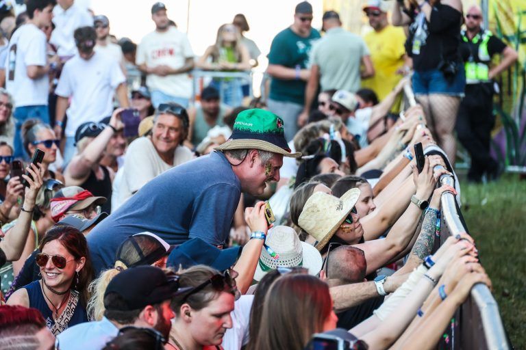 "Lieber Hitze als tagelanger Regen" – Sonne statt Schlamm zum Festivalauftakt