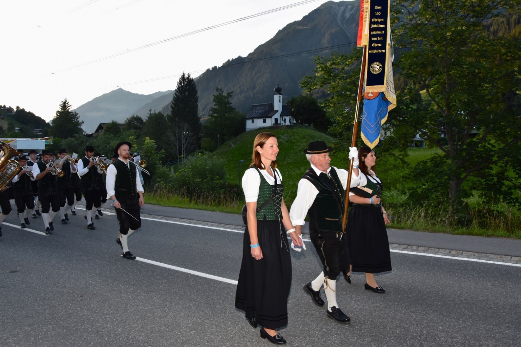 Internationale Musikvereine waren zum dreitägigen Jubiläumsfest der Bürgermusik Gaschurn-Partenen nach Gaschurn angereist. Für Stimmung im Festzelt sorgten etwa Volxrock und die Fegerländer. Den Fassanstich nahm Bgm. Daniel Sandrell vor.