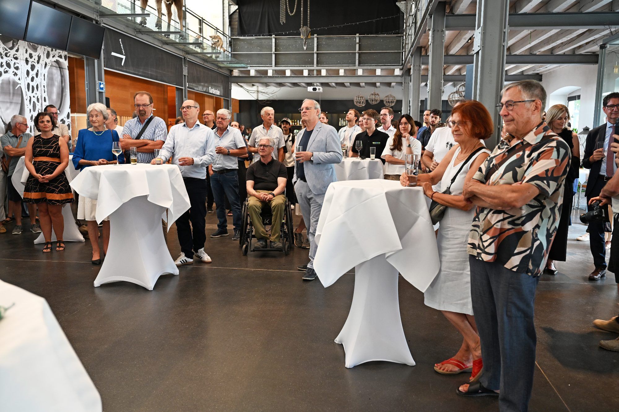 Zahlreiche Gäste verfolgten die Eröffnung der neuen Sonderausstellung in der inatura.
