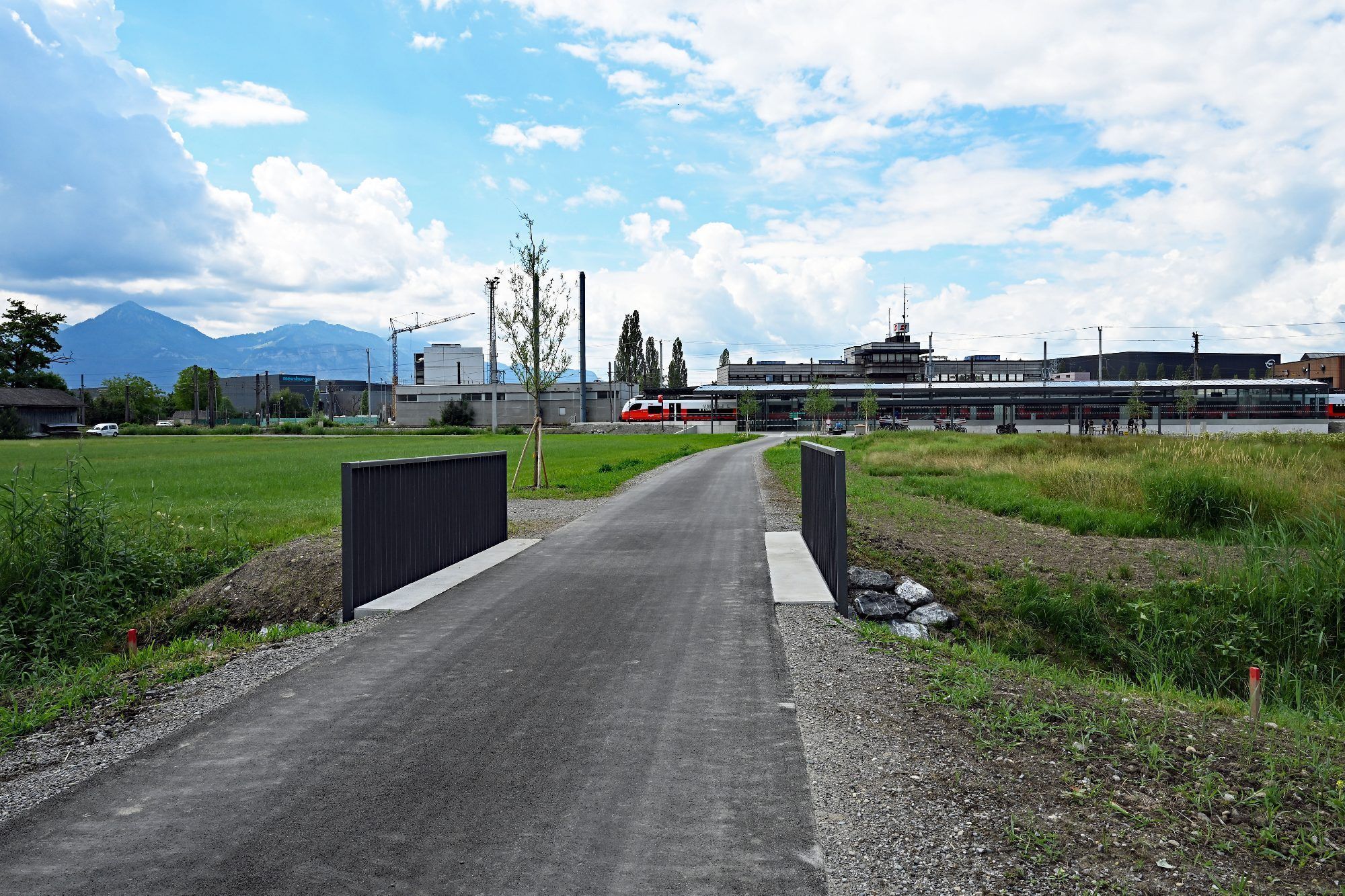 Der Storchenweg führt auf direktem Weg zur Bahnhaltestelle Wolfurt und erleichtert den Umstieg auf öffentliche Verkehrsmittel.