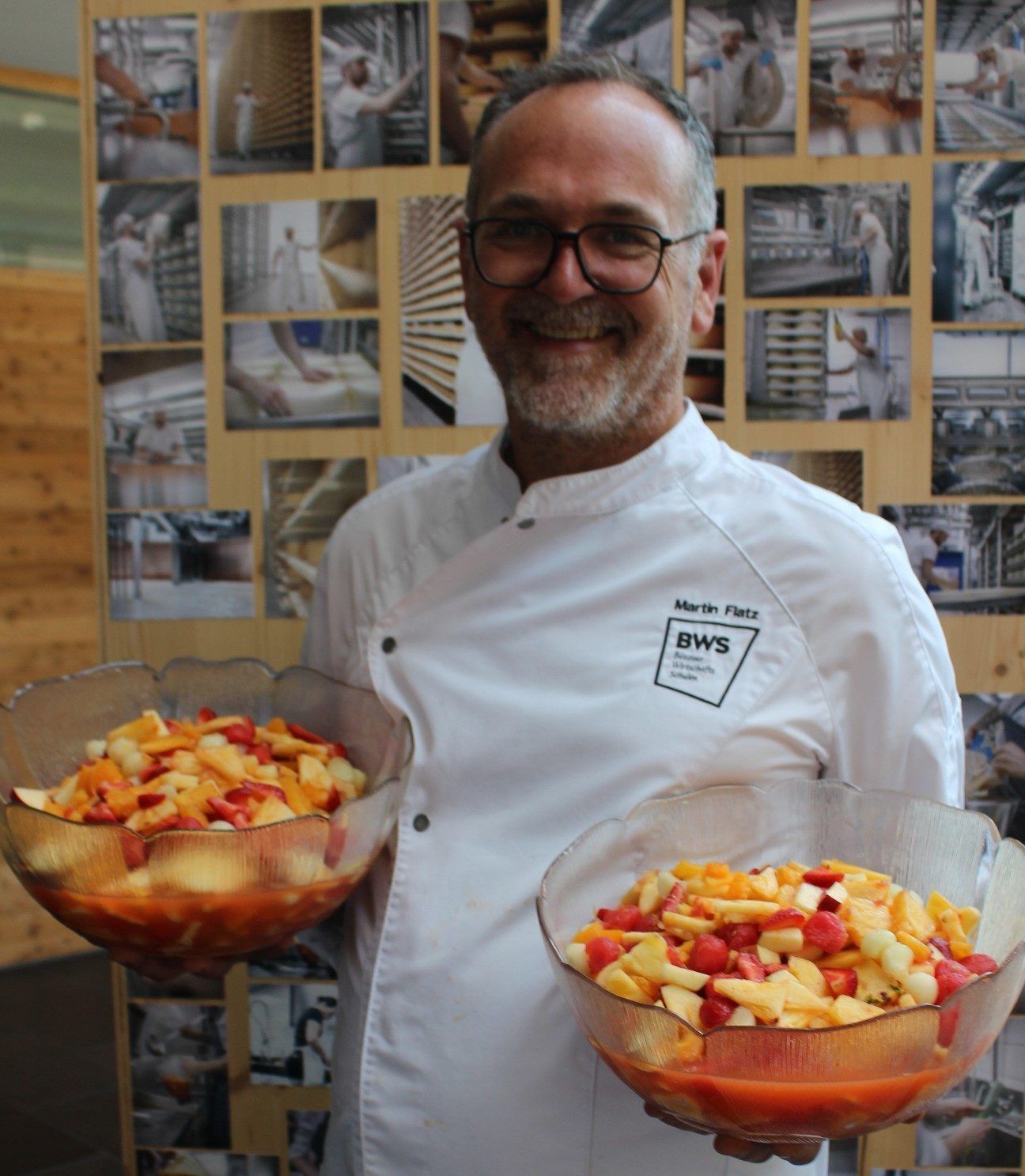 Lehrer Martin Flatz holt höchstpersönlich den Fruchtsalat aus dem Kühlschrank.
