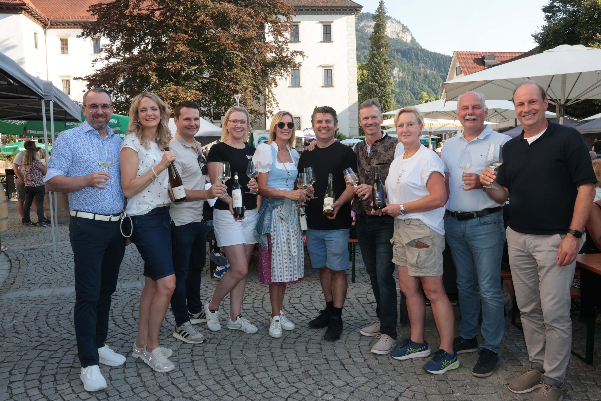 StR. Dietmar Amann, Claudia und Florian Alphart, Anni Migsich, Gertrud Egger, Nikola Vulaj, Freddy Unterganschnigg, Verena Kiss, Martin Fussenegger (Pfarre) und Bgm. Dieter Egger. 