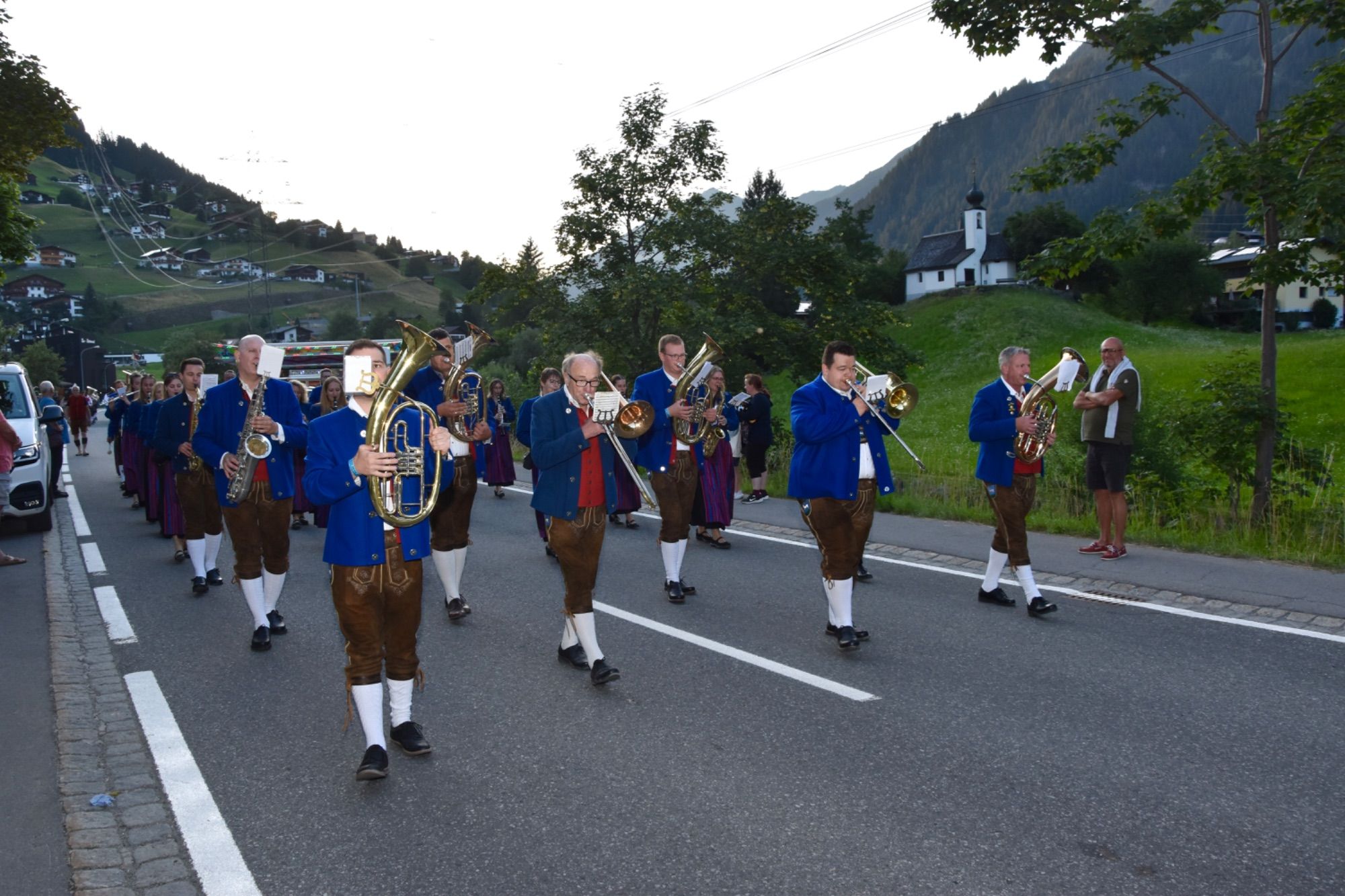 Internationale Musikvereine waren zum dreitägigen Jubiläumsfest der Bürgermusik Gaschurn-Partenen nach Gaschurn angereist. Für Stimmung im Festzelt sorgten etwa Volxrock und die Fegerländer. Den Fassanstich nahm Bgm. Daniel Sandrell vor.