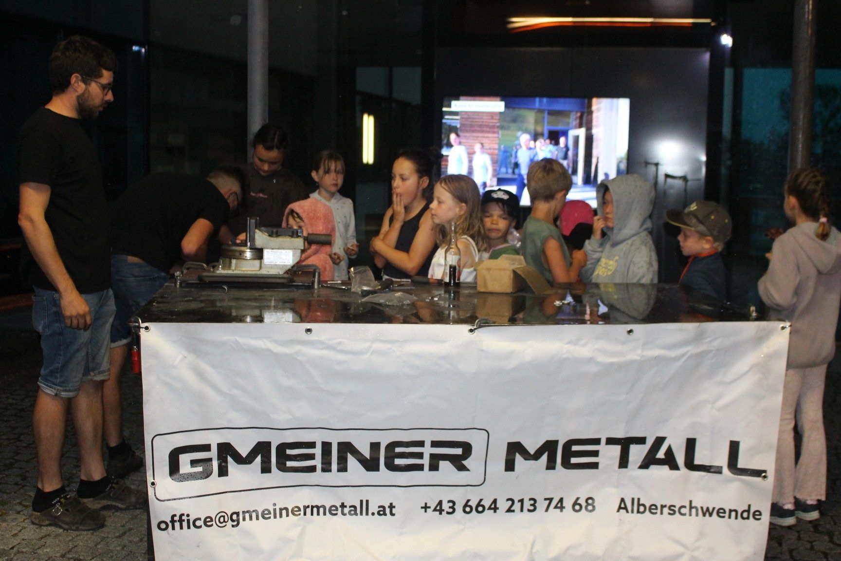 Nicht alle Handwerksbetriebe kapitulierten vor dem Regen – Metall-Gmeiner fand „Unterschlupf“ unter einem Vordach der Schule und konnte dort die Produktion von persönlichen Flaschenöffnern fortsetzen.